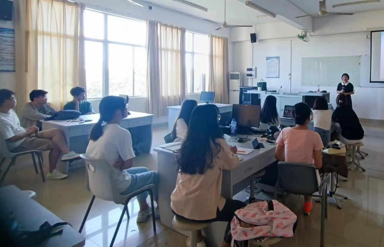 钟曼丽副教授为2021级理论经济学专业硕士研究生做学术讲座