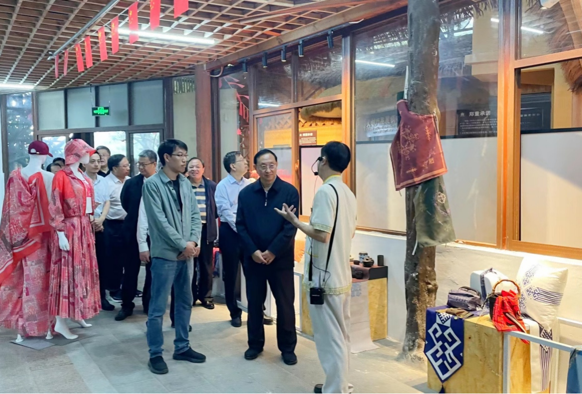 全国人大教科文卫委员会主任雒树刚一行调研我校槟榔谷研究生工作站