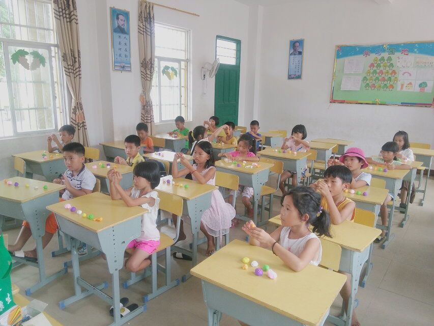 青年之声・文学院学子爱心支教 走进万宁曲冲村小学