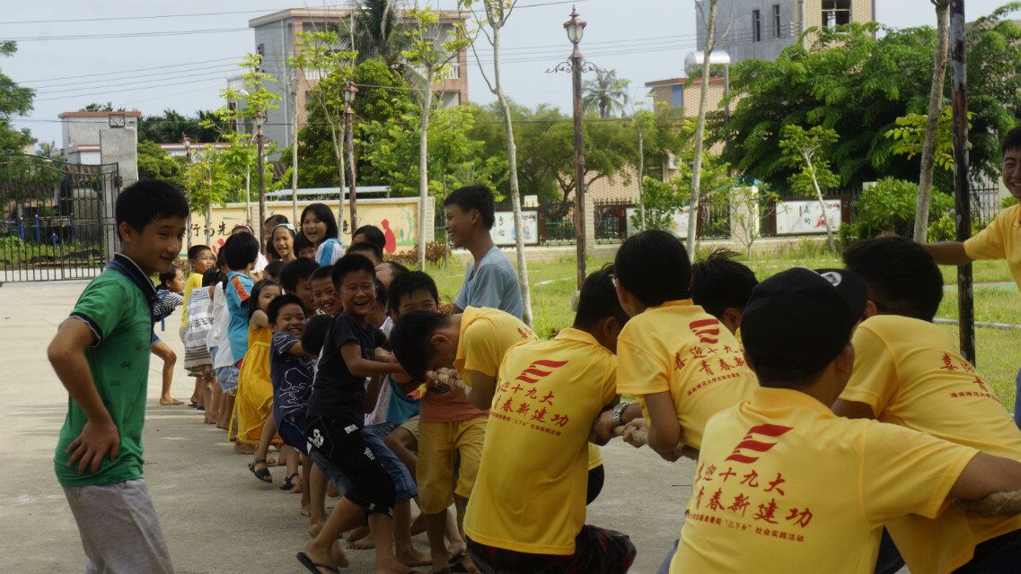 青年之声・文学院学子爱心支教 走进万宁曲冲村小学