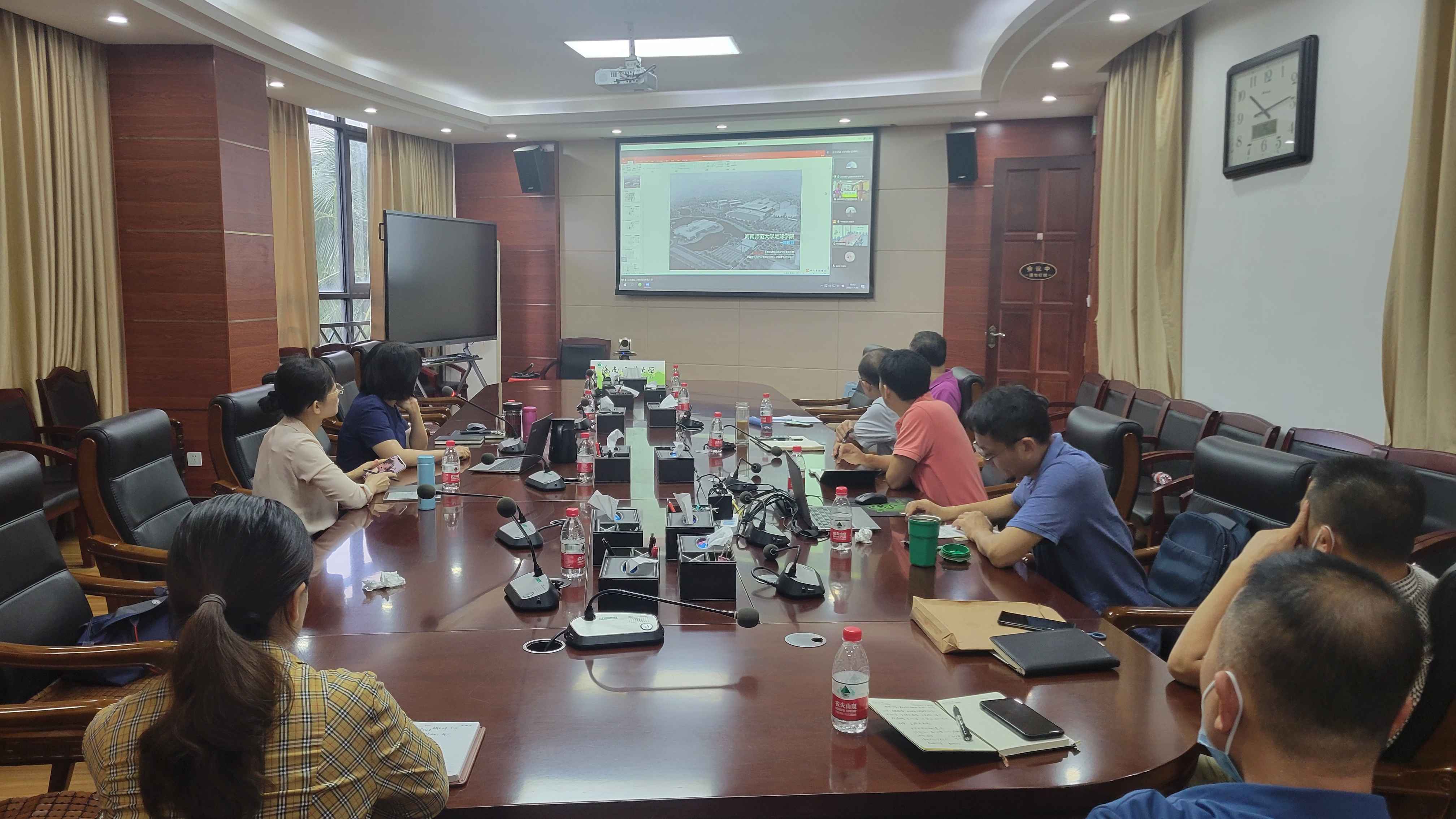 校领导主持召开足球学院建设项目（一期）专题会