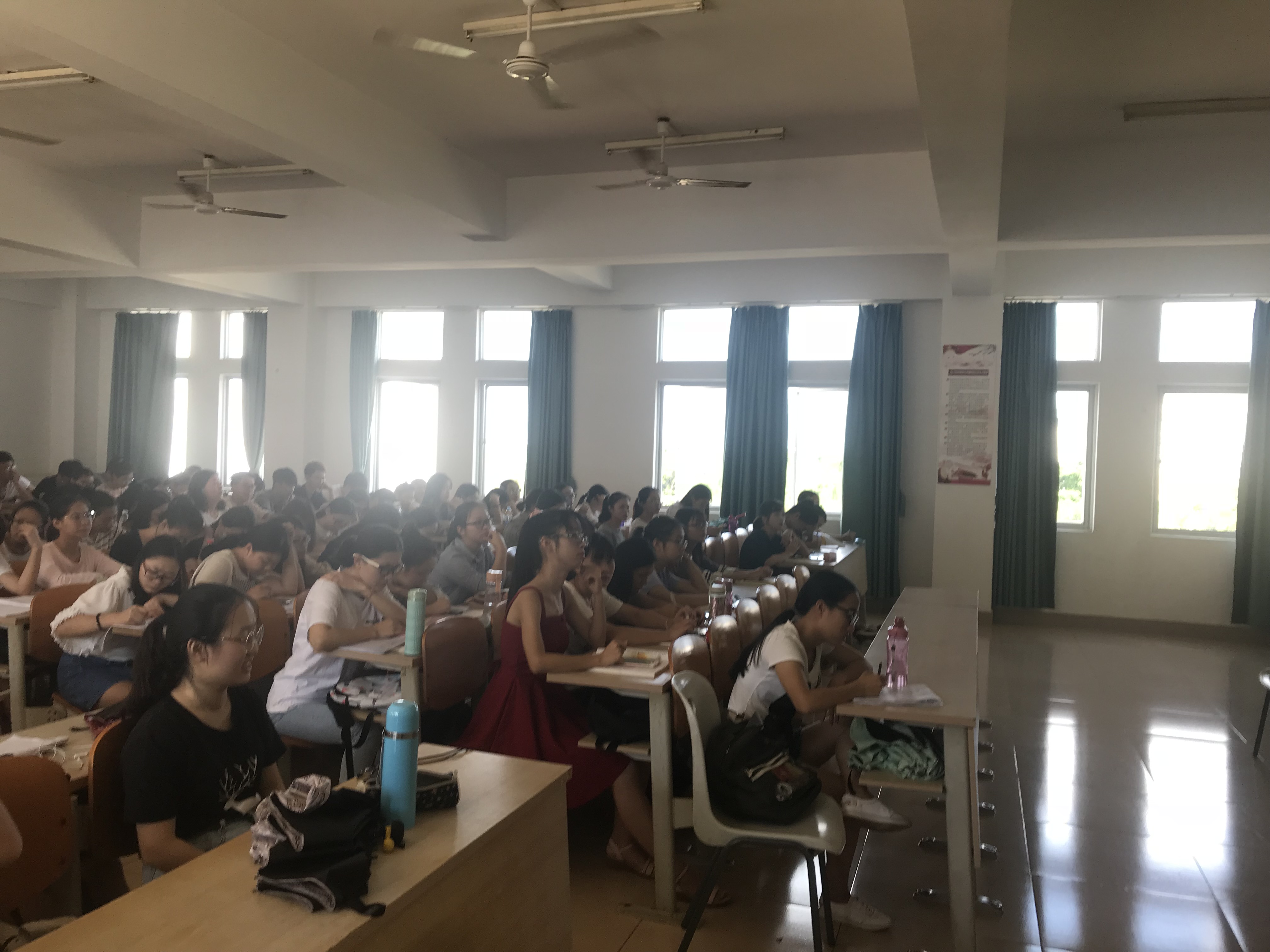 青年之声・记文学院创新创业实践周系列讲座之“杨本科就业经验分享会”