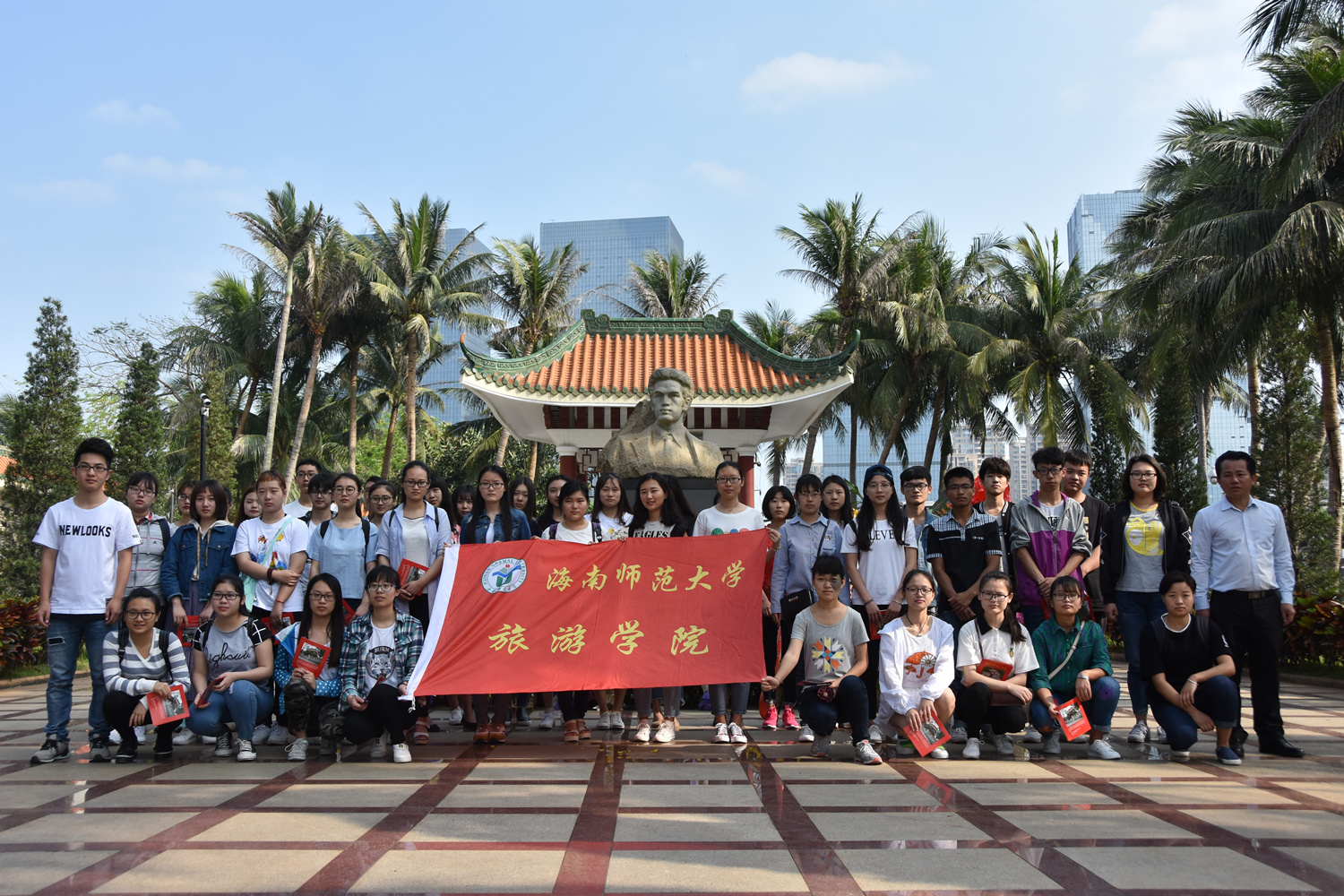 青年之声・旅游学院赴李硕勋烈士纪念亭开展清明祭扫活动