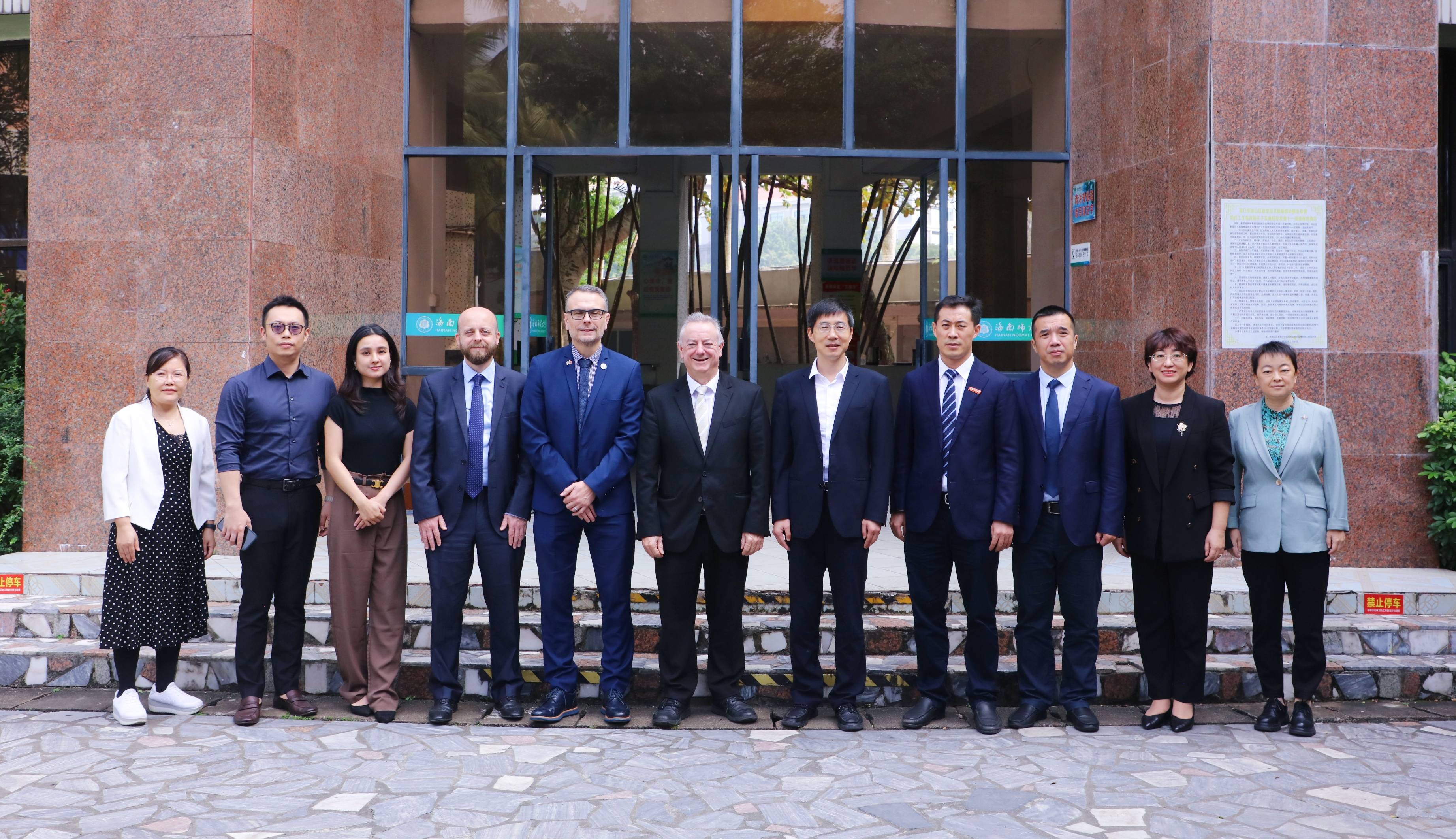 英国哈德斯菲尔德大学校长鲍勃克莱恩一行访问我校