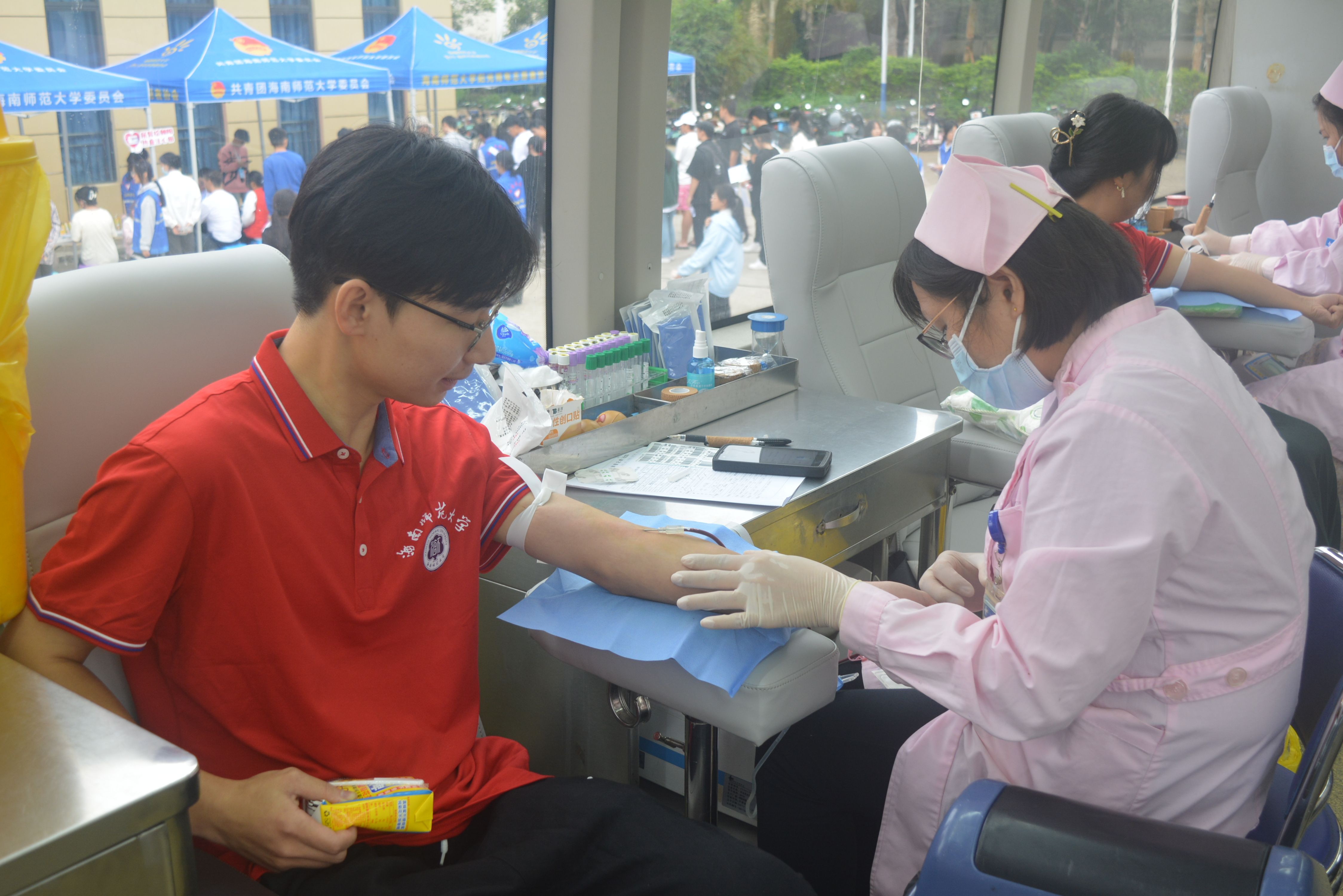 我校举行“12・5”国际志愿者日暨“第一次・致敬青春”大型无偿献血活动