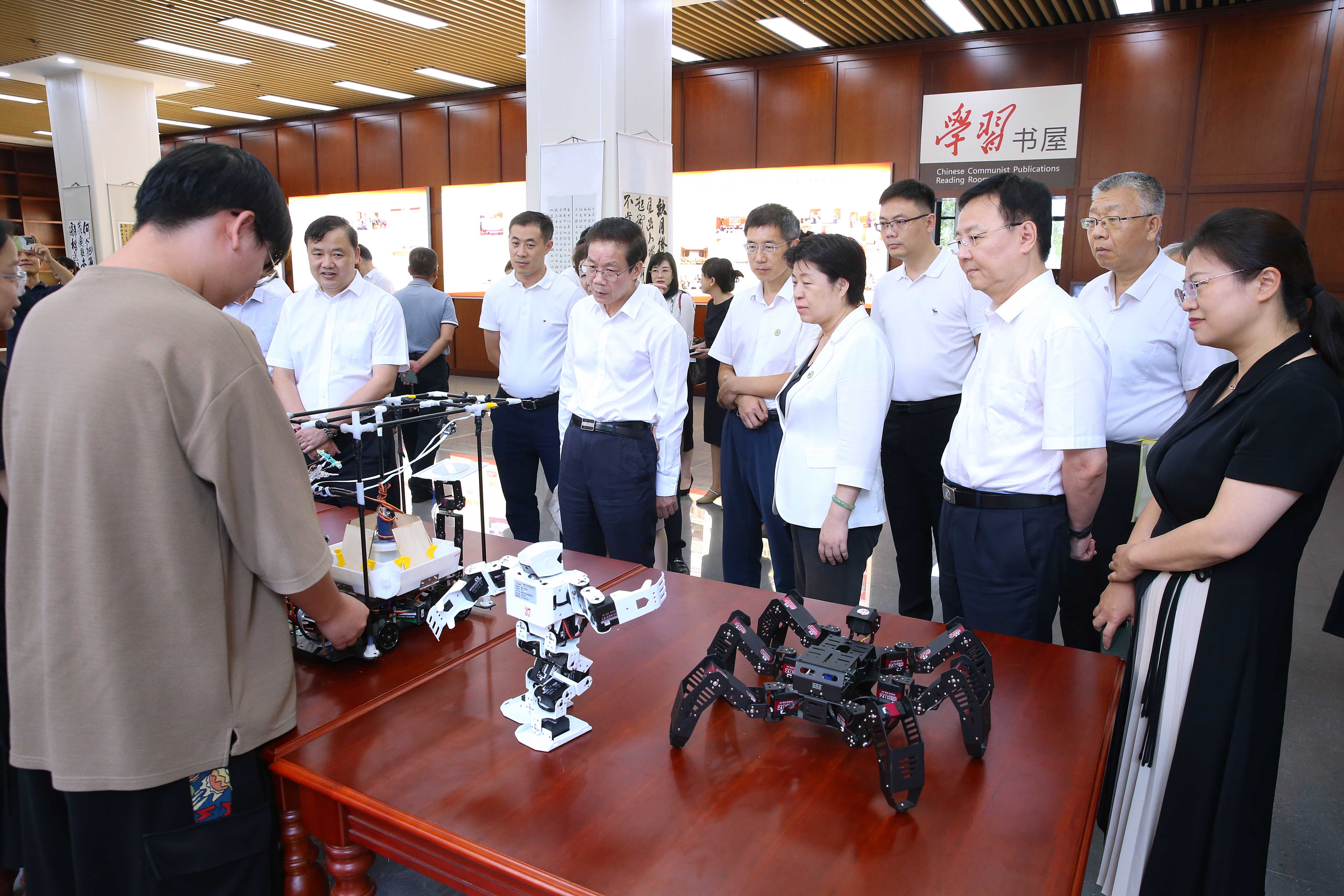 海南医科大学党委书记赵建农、校长陈国强到我校交流座谈