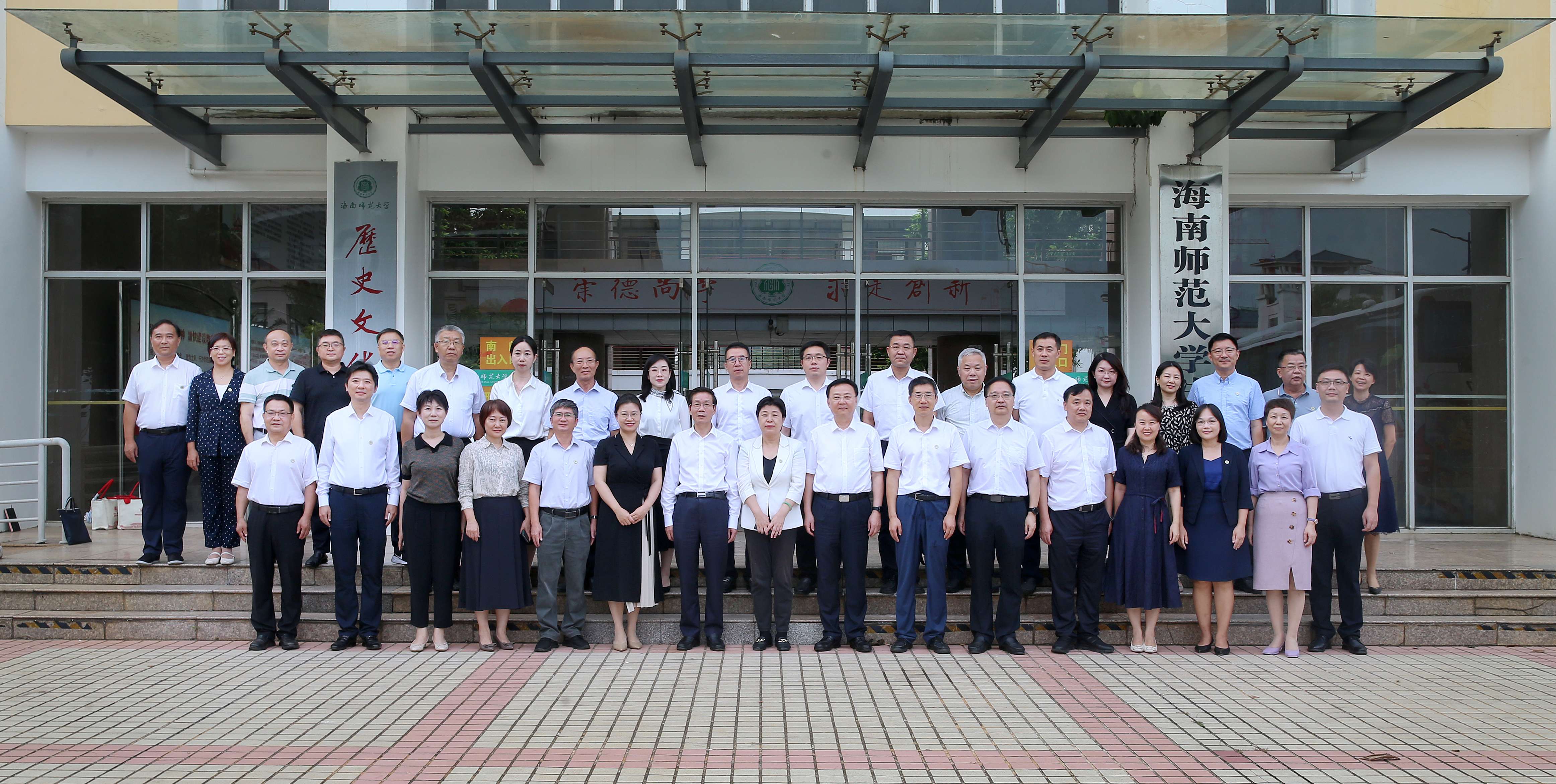 海南医科大学党委书记赵建农、校长陈国强到我校交流座谈