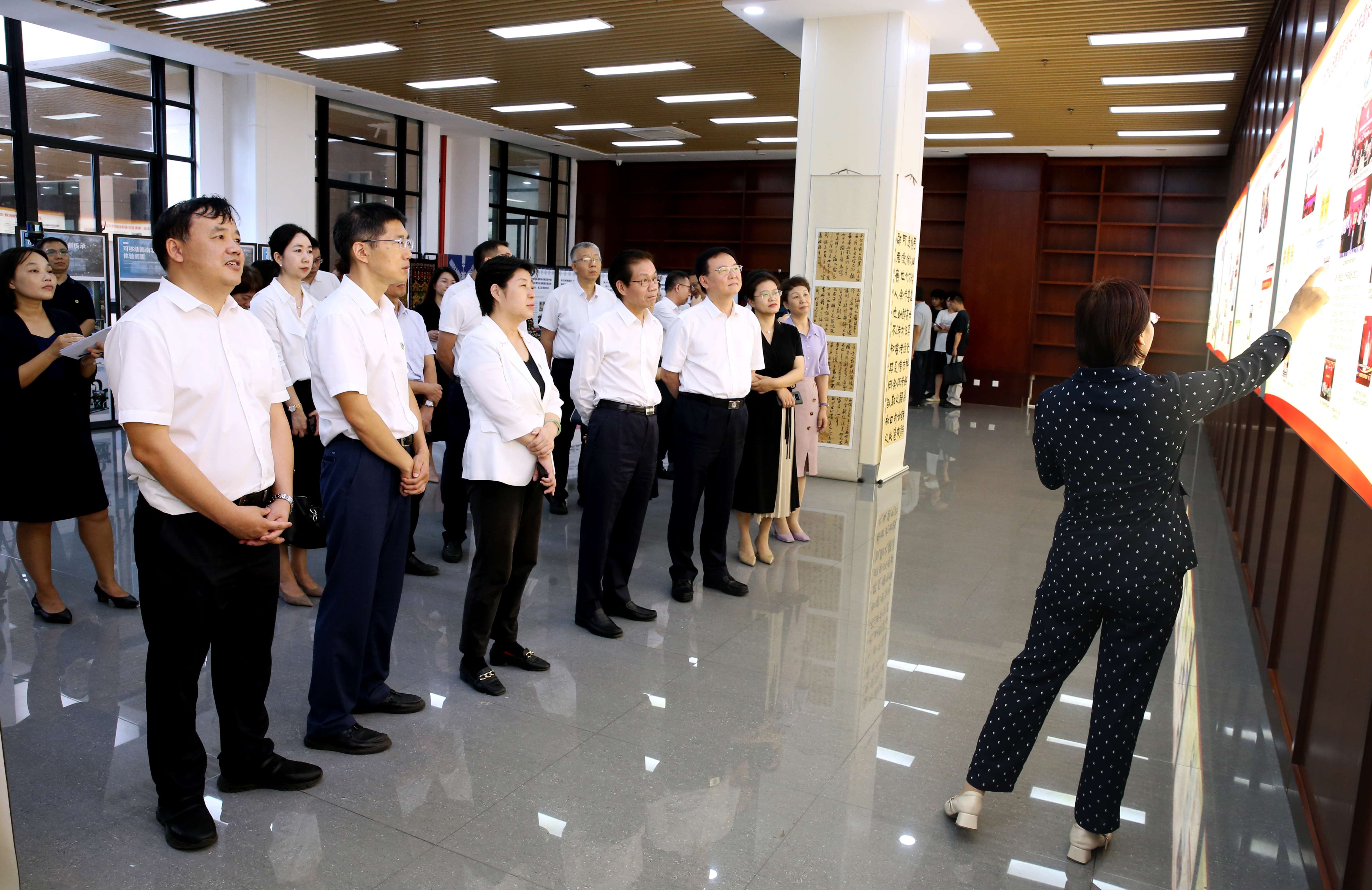 海南医科大学党委书记赵建农、校长陈国强到我校交流座谈