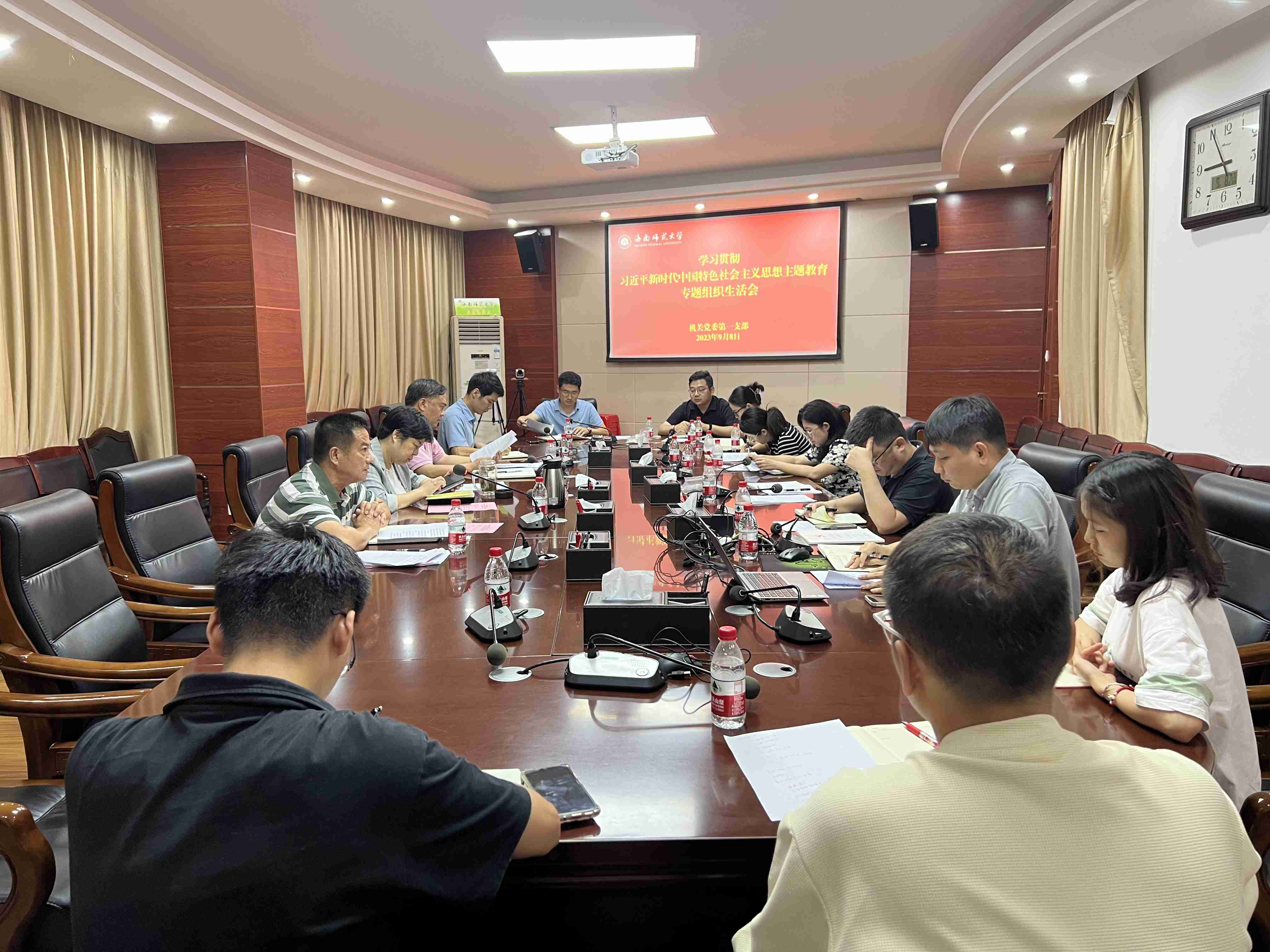 许玫参加所在党支部组织生活会