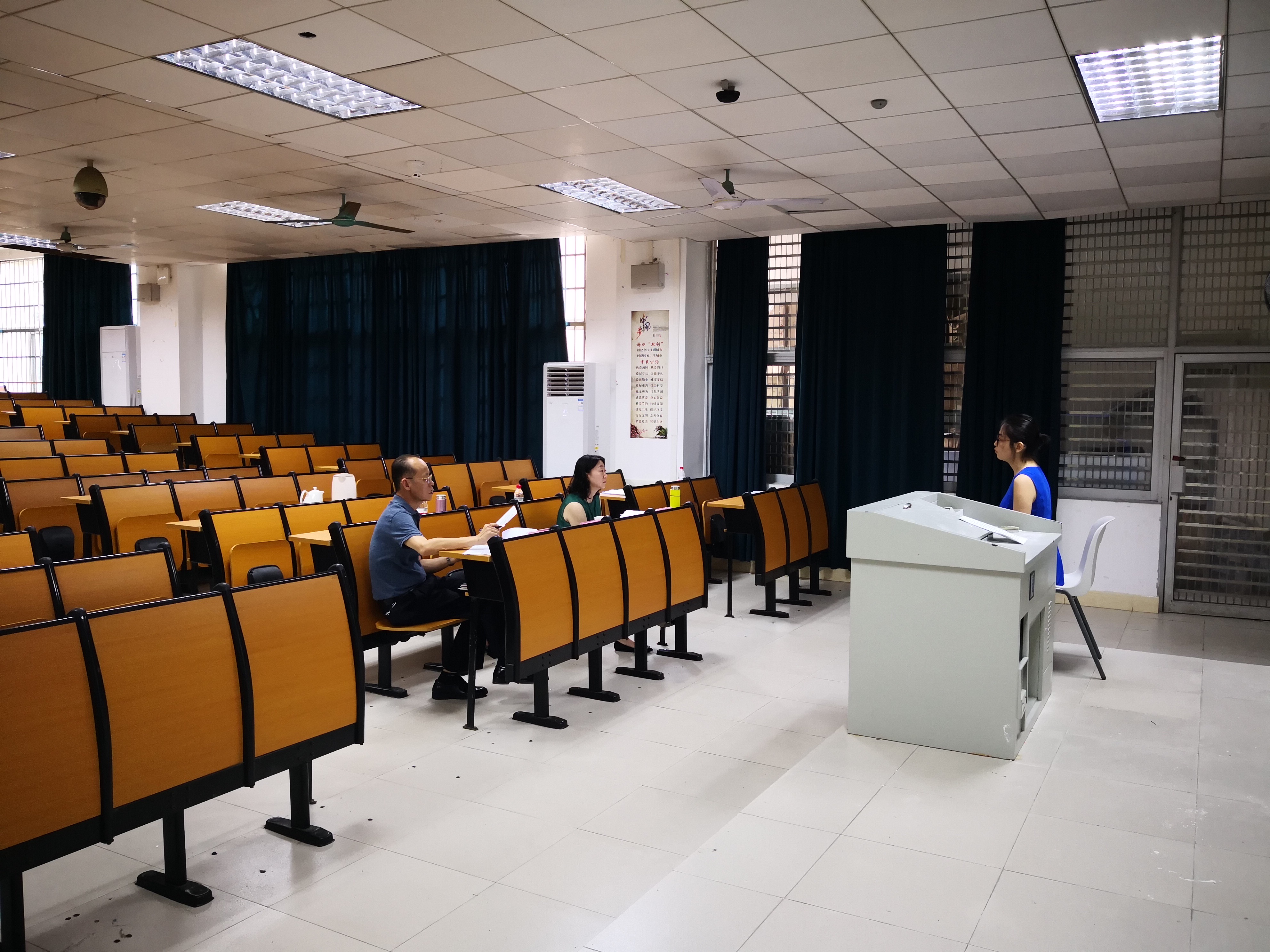 我校2018年公派出国教师培训项目举行面试