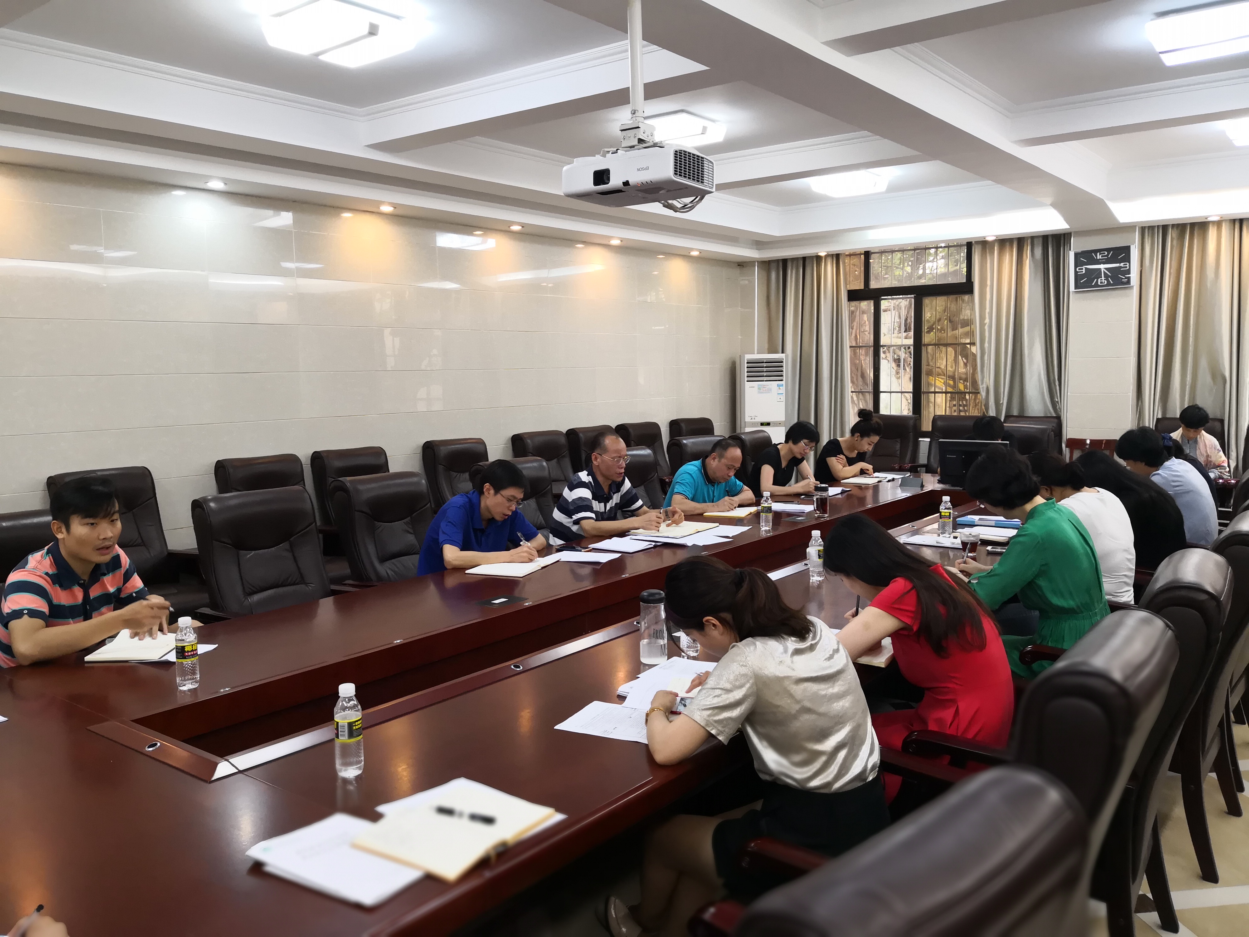 教务处党小组集体学习学校党委相关会议精神