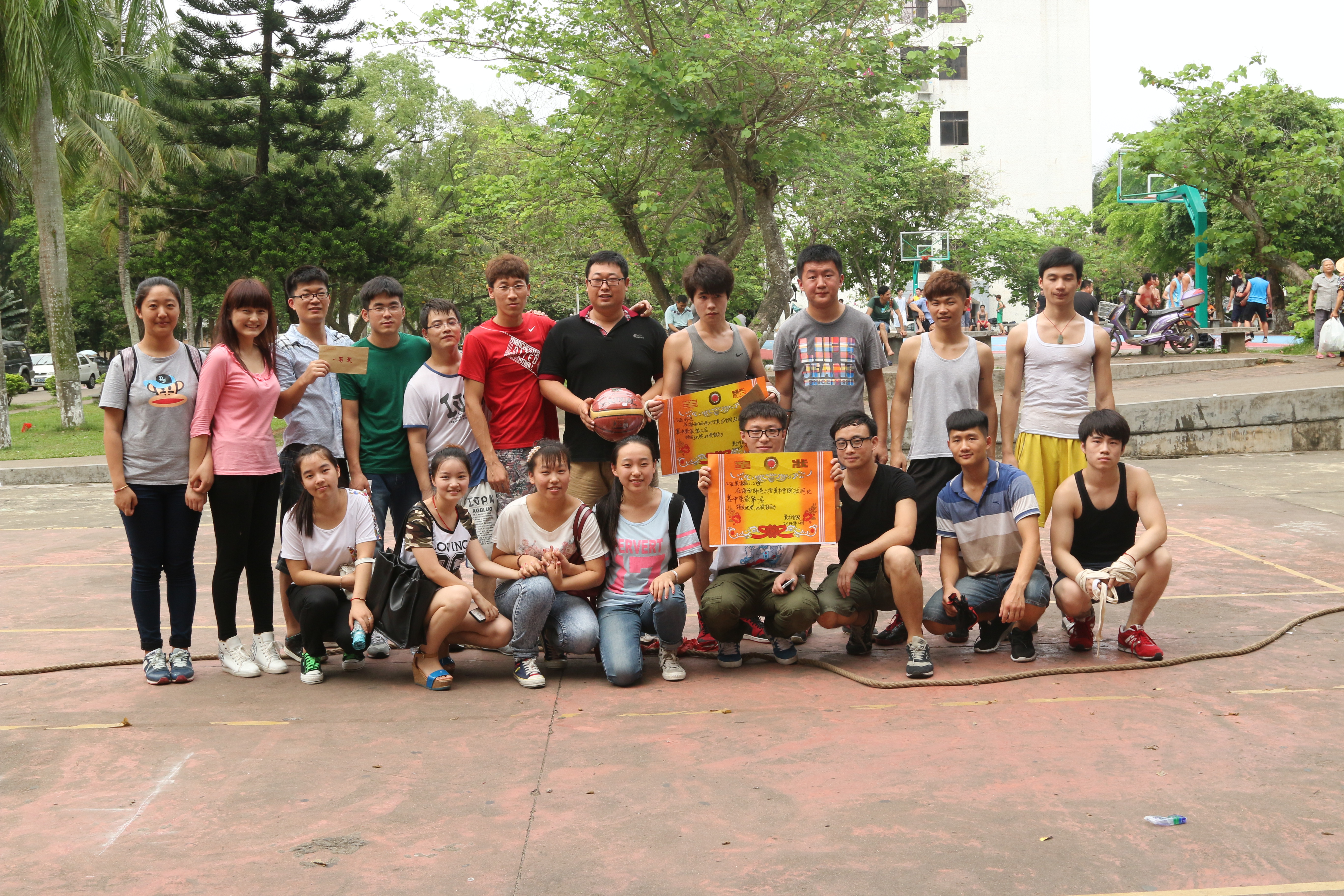 魅力四月团结拼搏――记美术学院拔河比赛