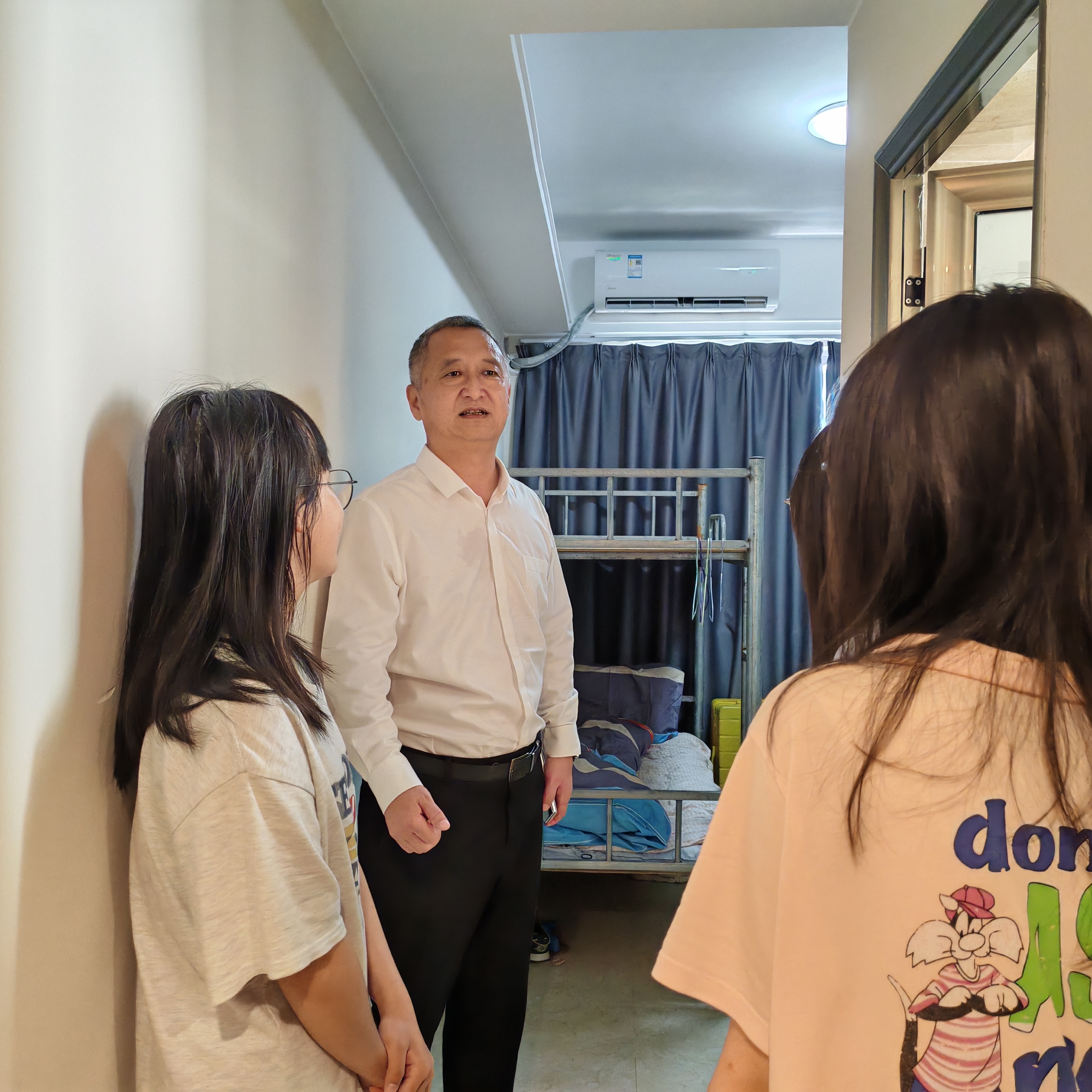 李湖检查指导我校参演第十二届民运会的师生保障工作