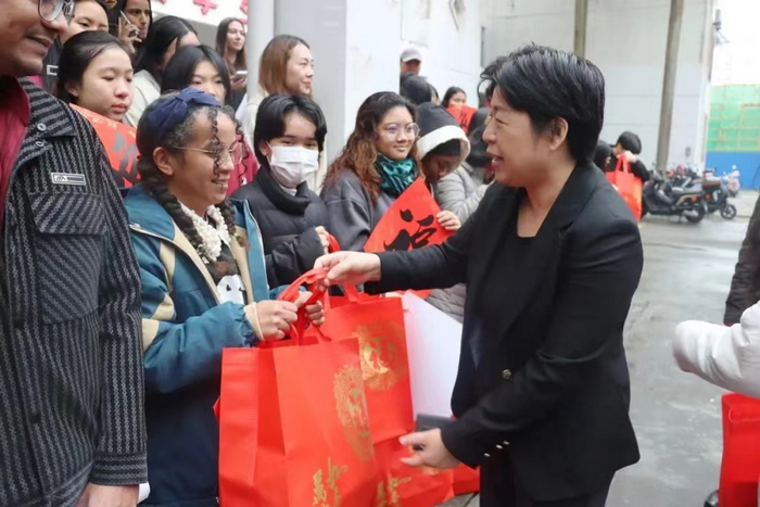 校党委书记许玫向学生送上新年礼品.png