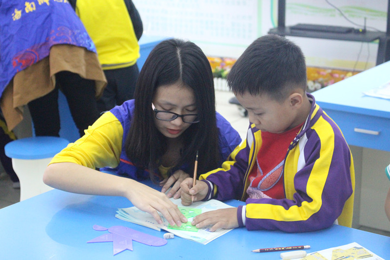 青年之声・奉献爱心,传递能量――记物理与电子工程学院琼山一小志愿活动