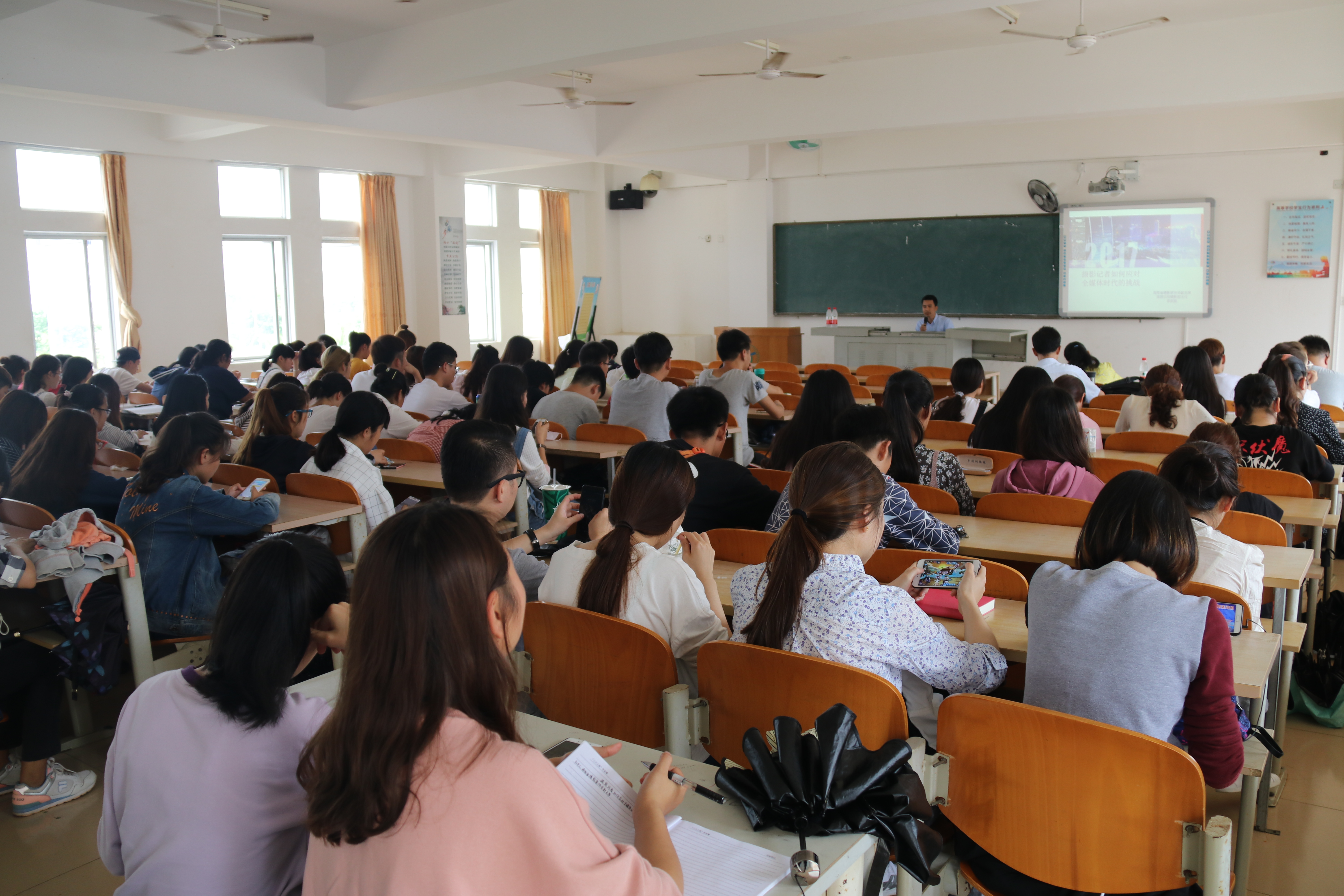 海南日报社资深记者李英挺为新传院学子作报告