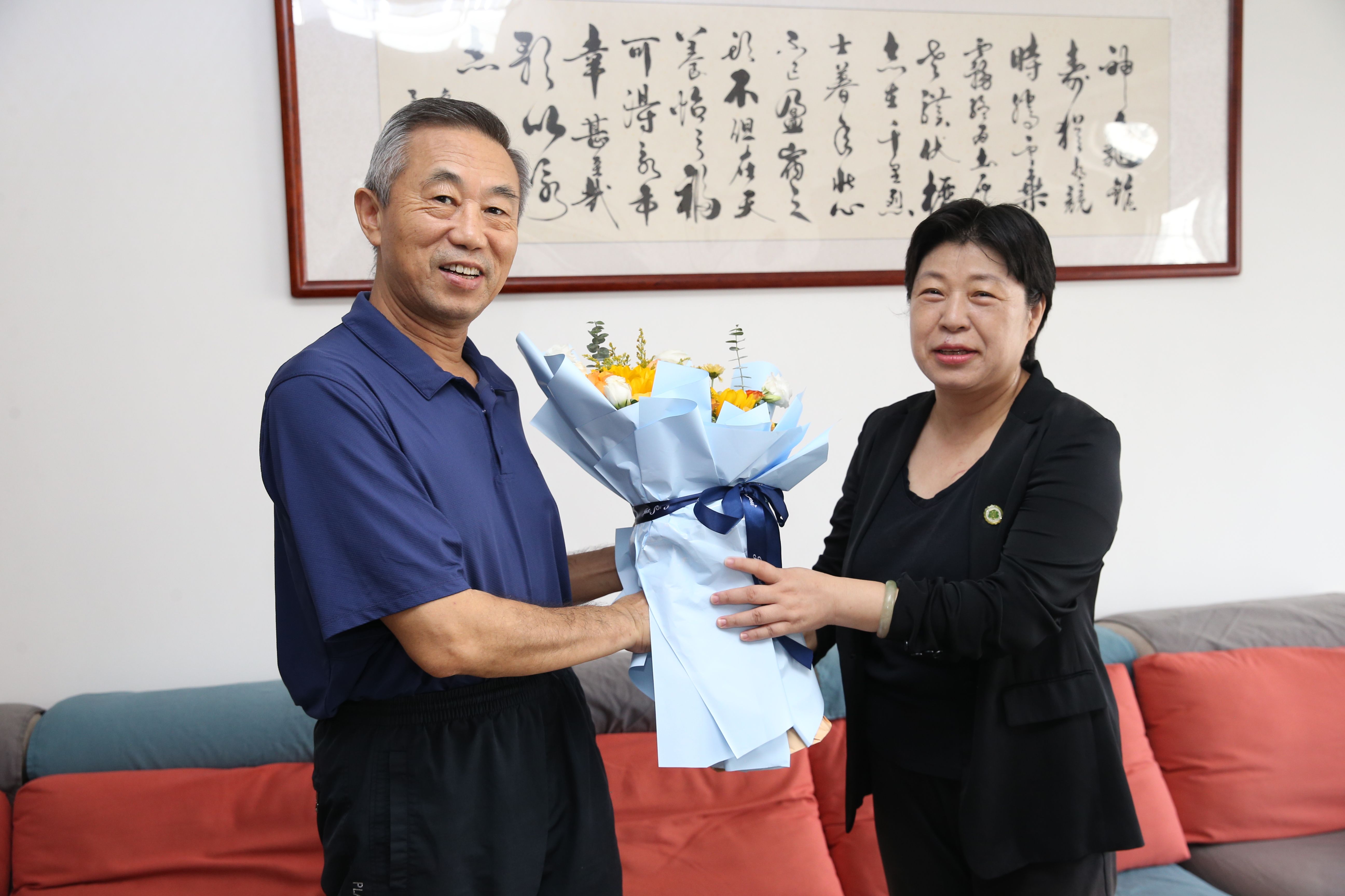 学校开展教师节走访慰问活动