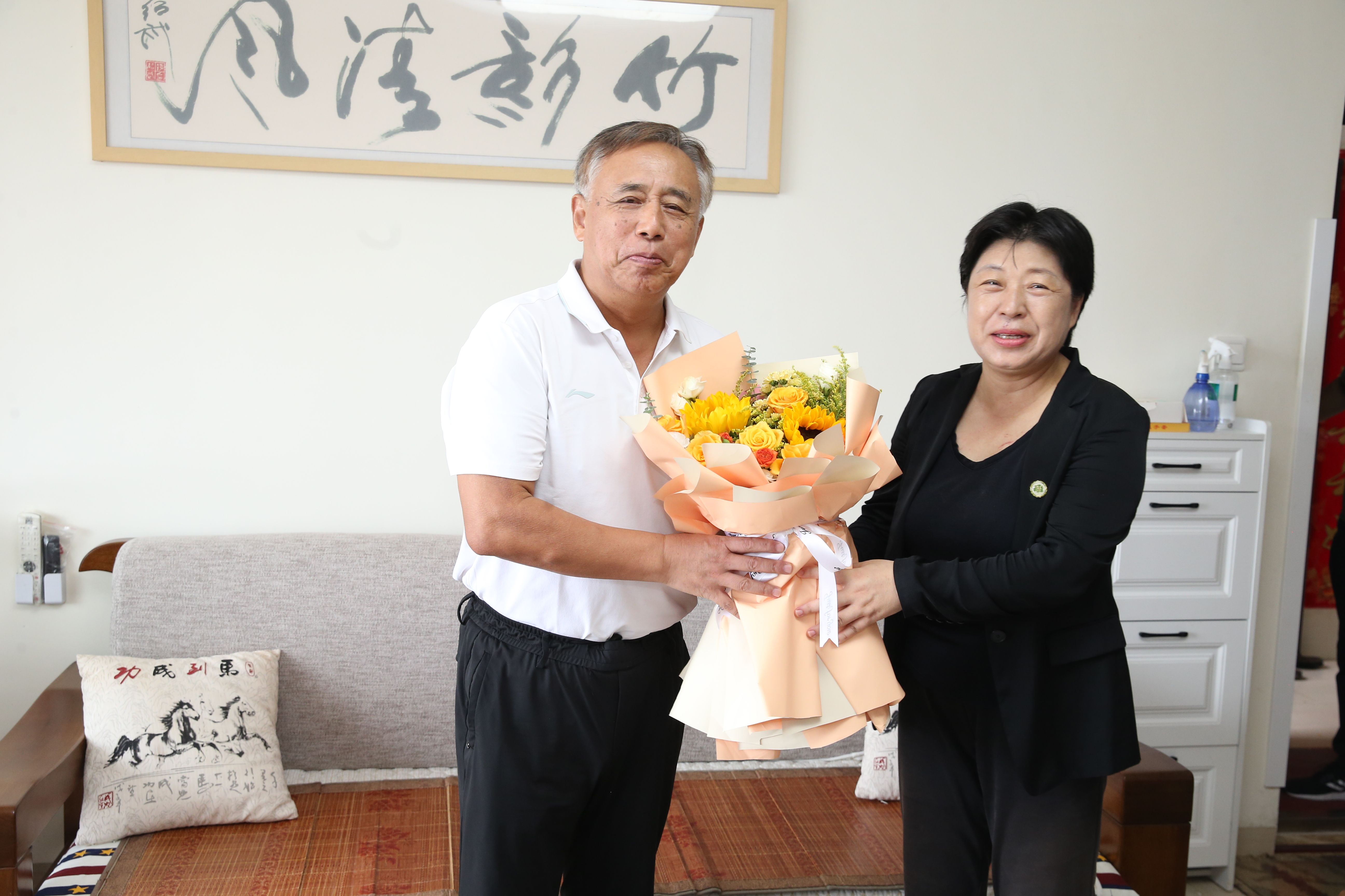 学校开展教师节走访慰问活动