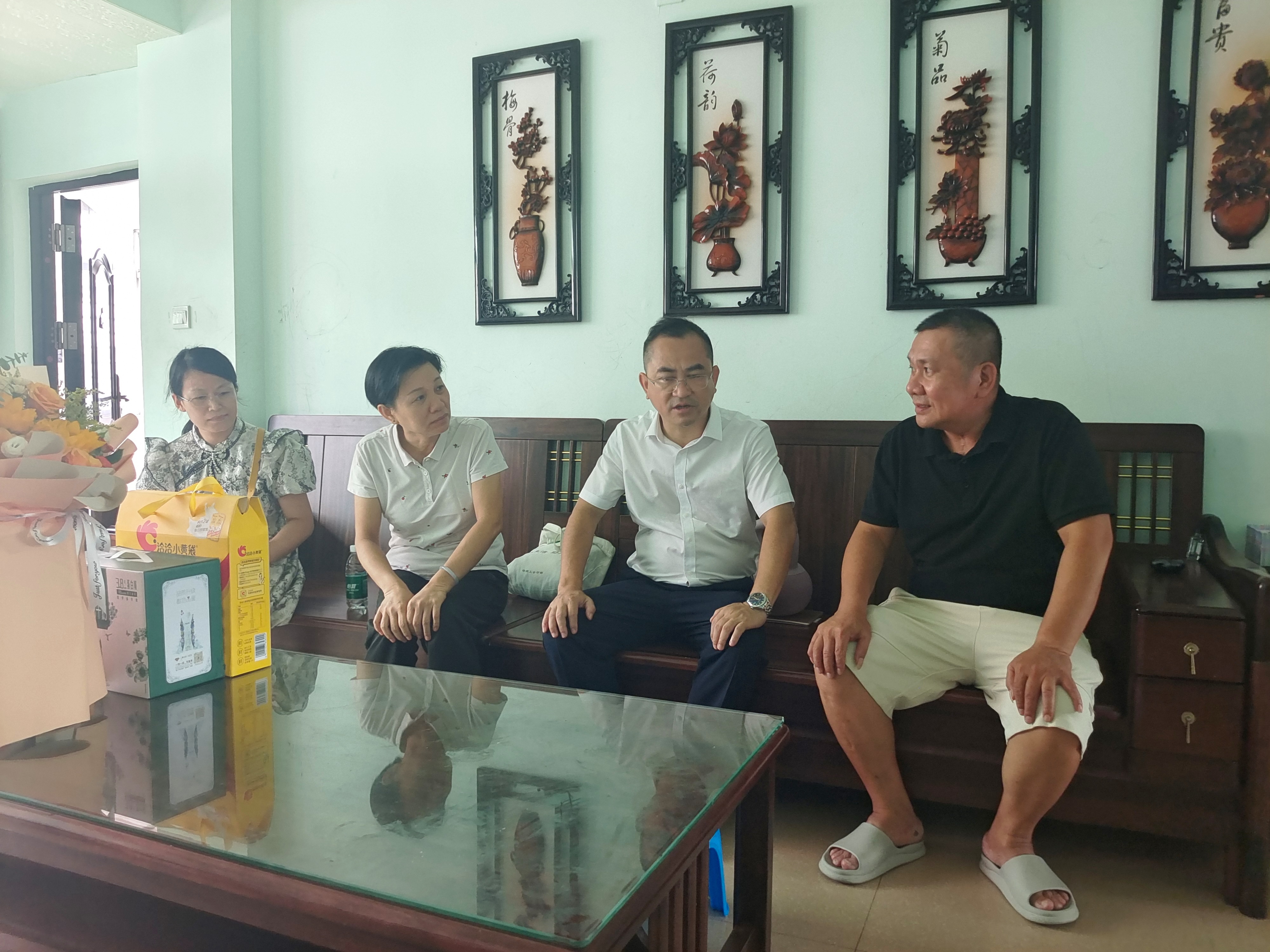 学校开展教师节走访慰问活动