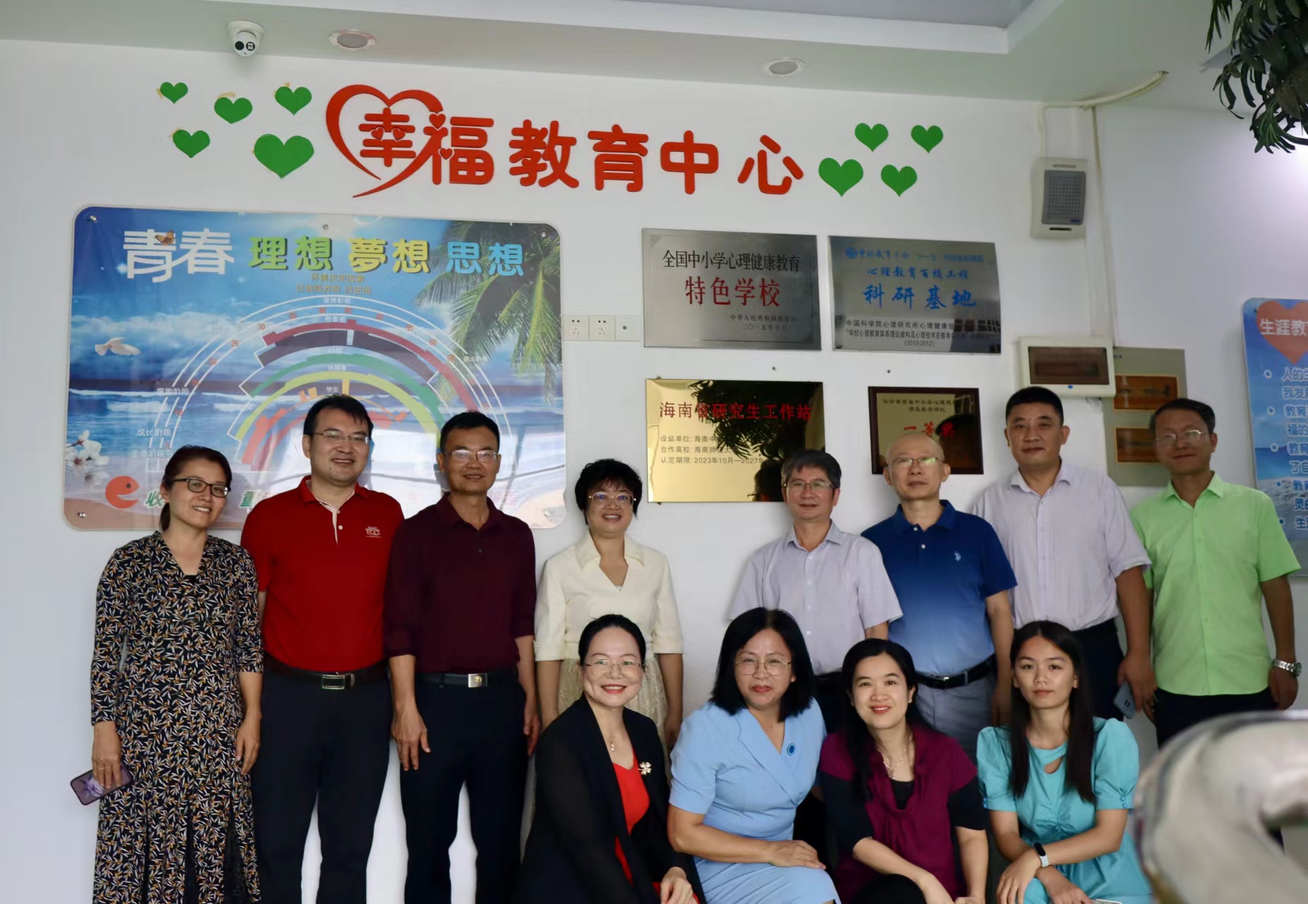 校领导带队到海南中学为海南省研究生工作站揭牌