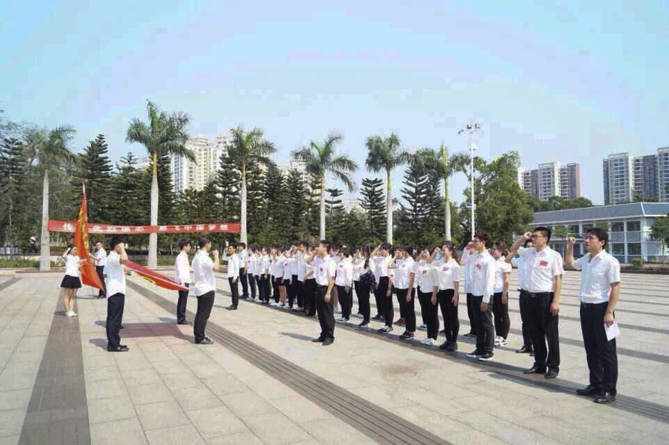 缅怀先烈 铭记历史—记经济与管理学院学生党支部扫墓活动