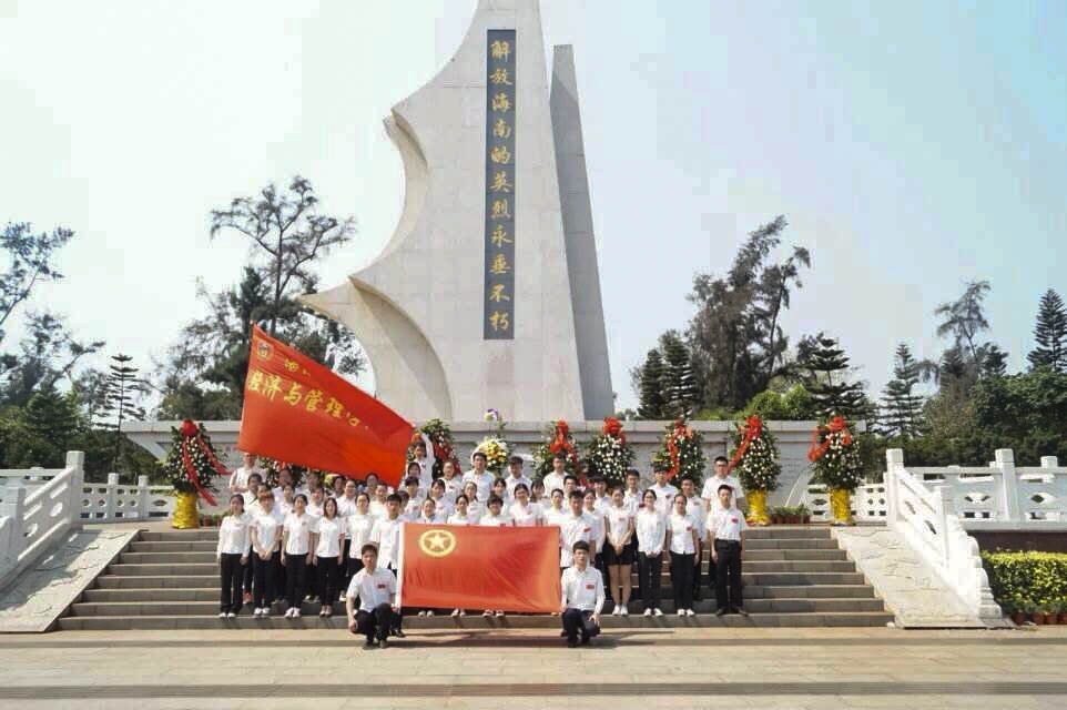 缅怀先烈 铭记历史—记经济与管理学院学生党支部扫墓活动