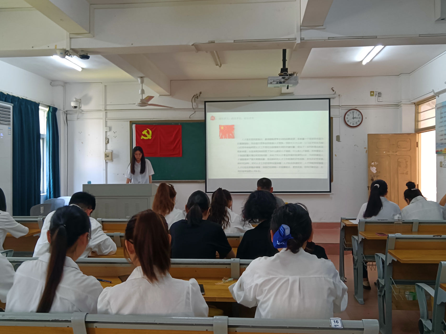 心理学院学生党支部开展“聚天下英才,筑强国之基”小组学习分享会