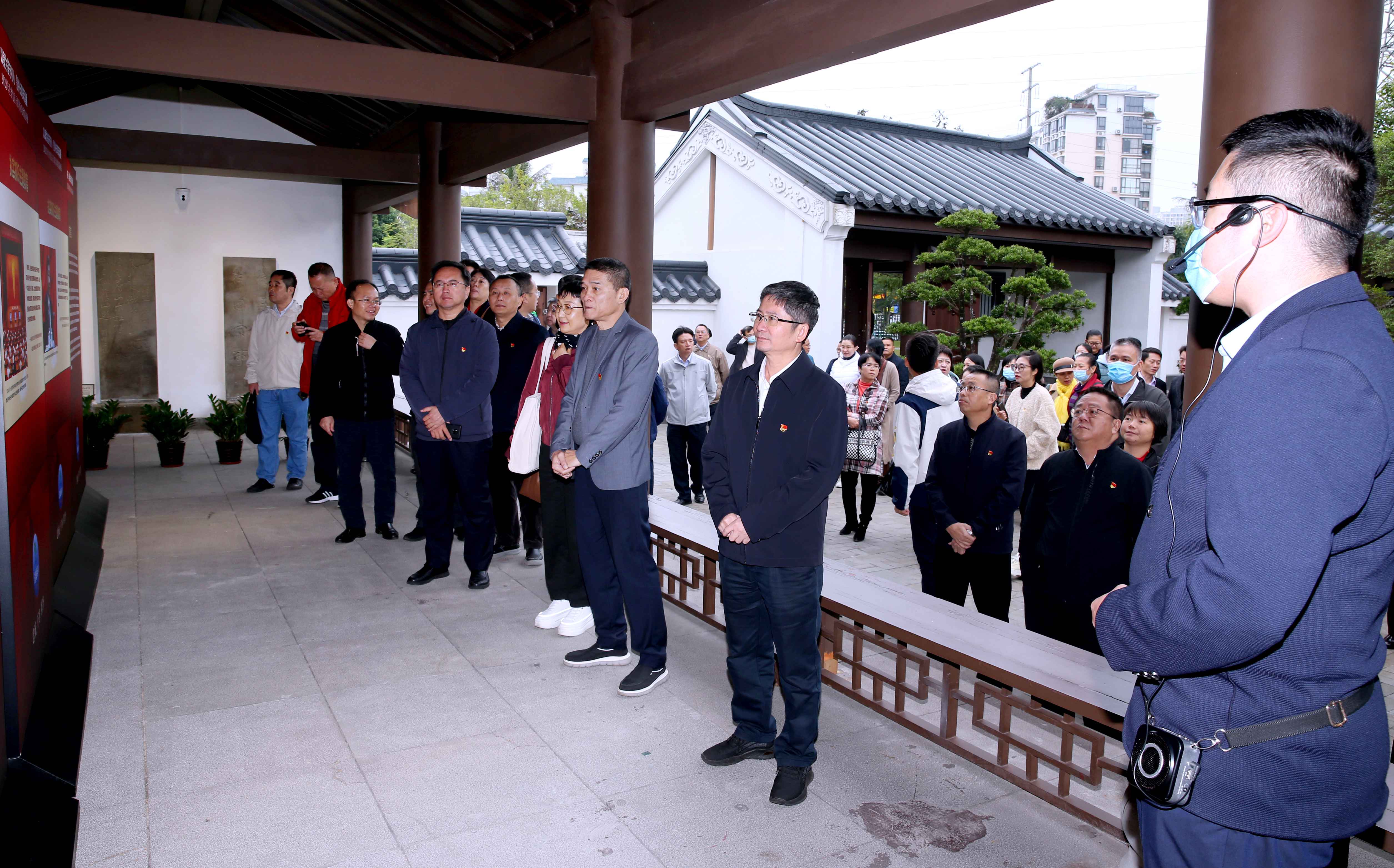 我校组织参观警示教育巡回展