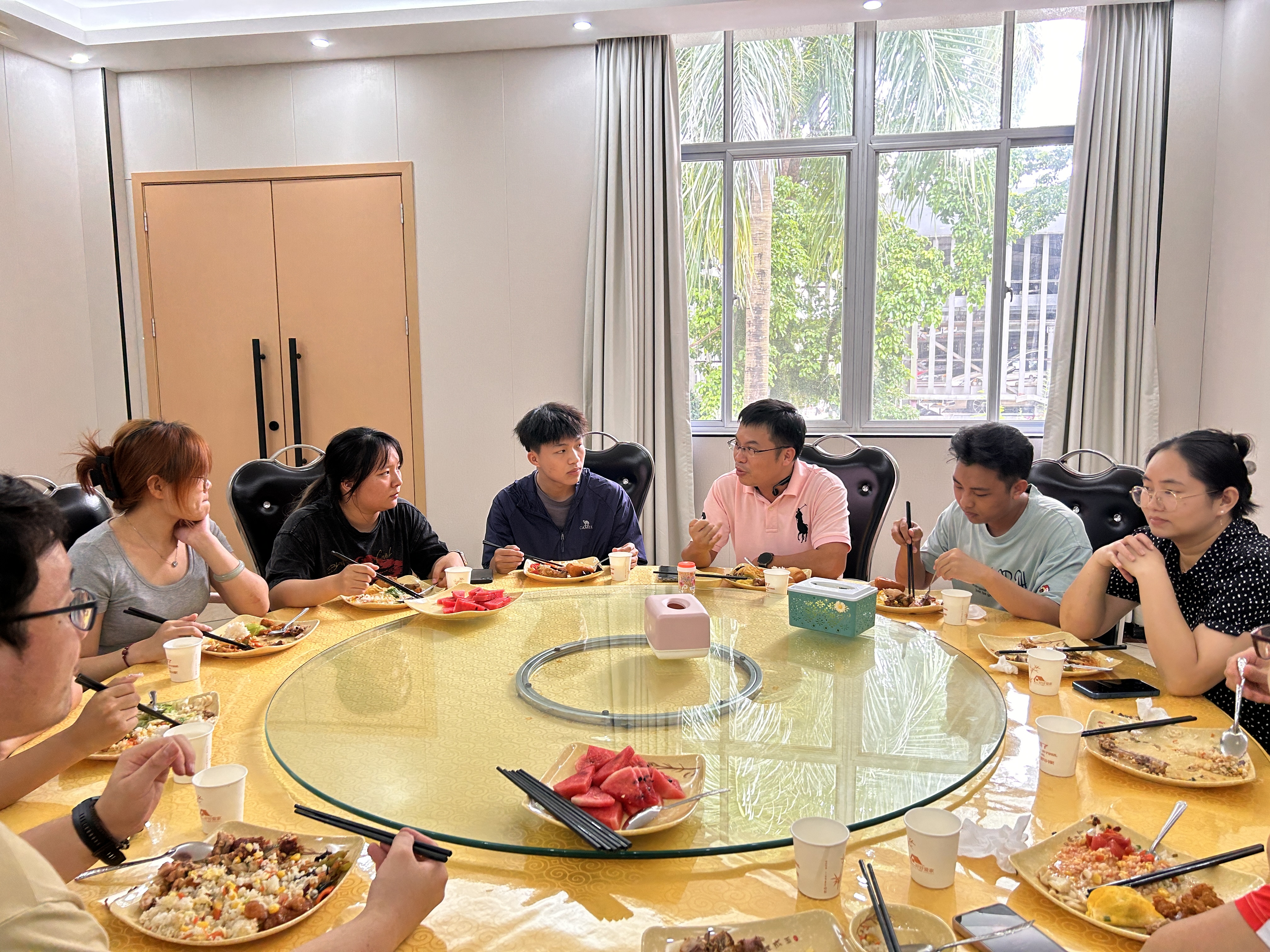 我院顺利组织第四期师生午餐会