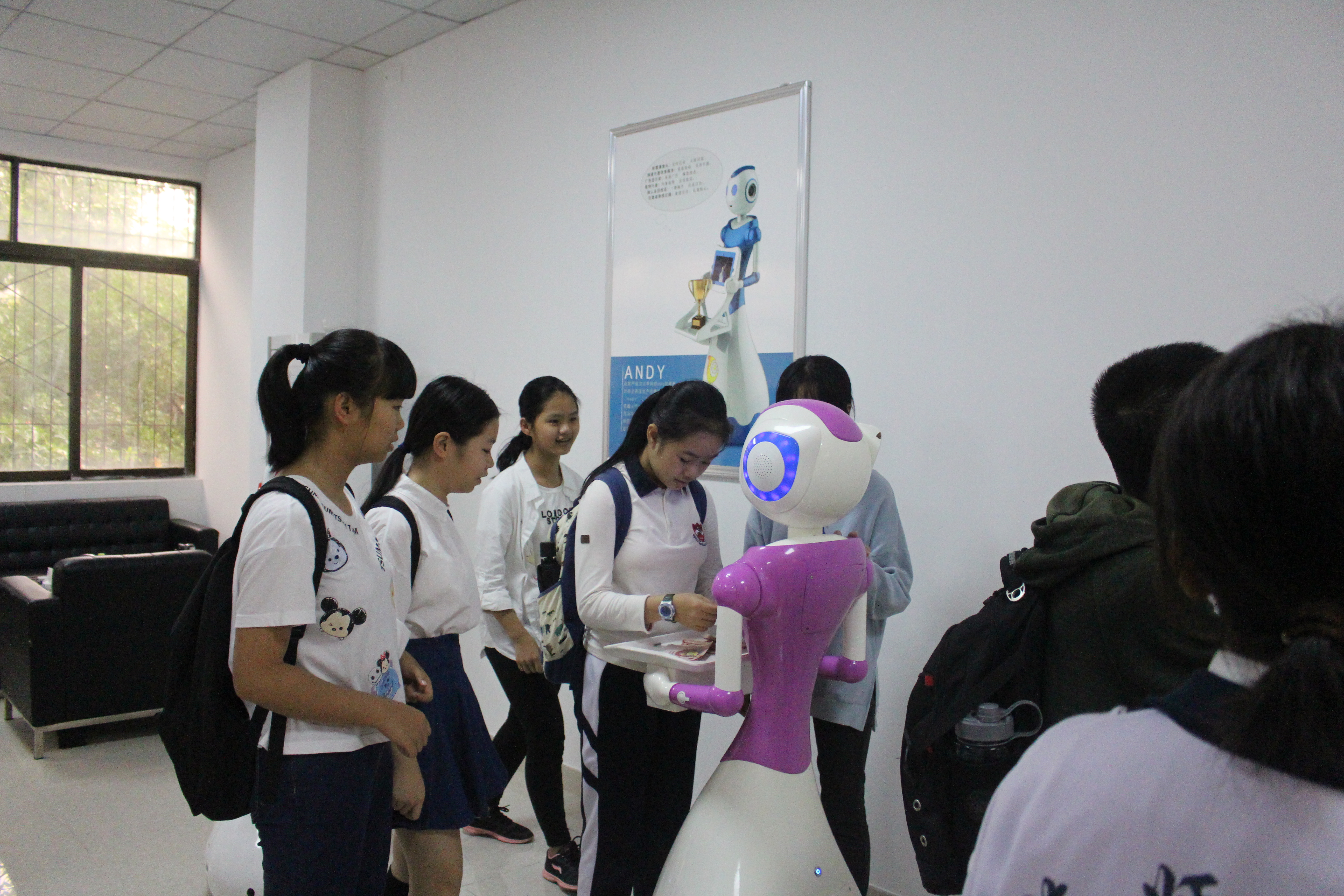 青年之声�q品学术之醇香，赏科技之宽广--记物理与电子工程学院小闪电志海师附中志愿服