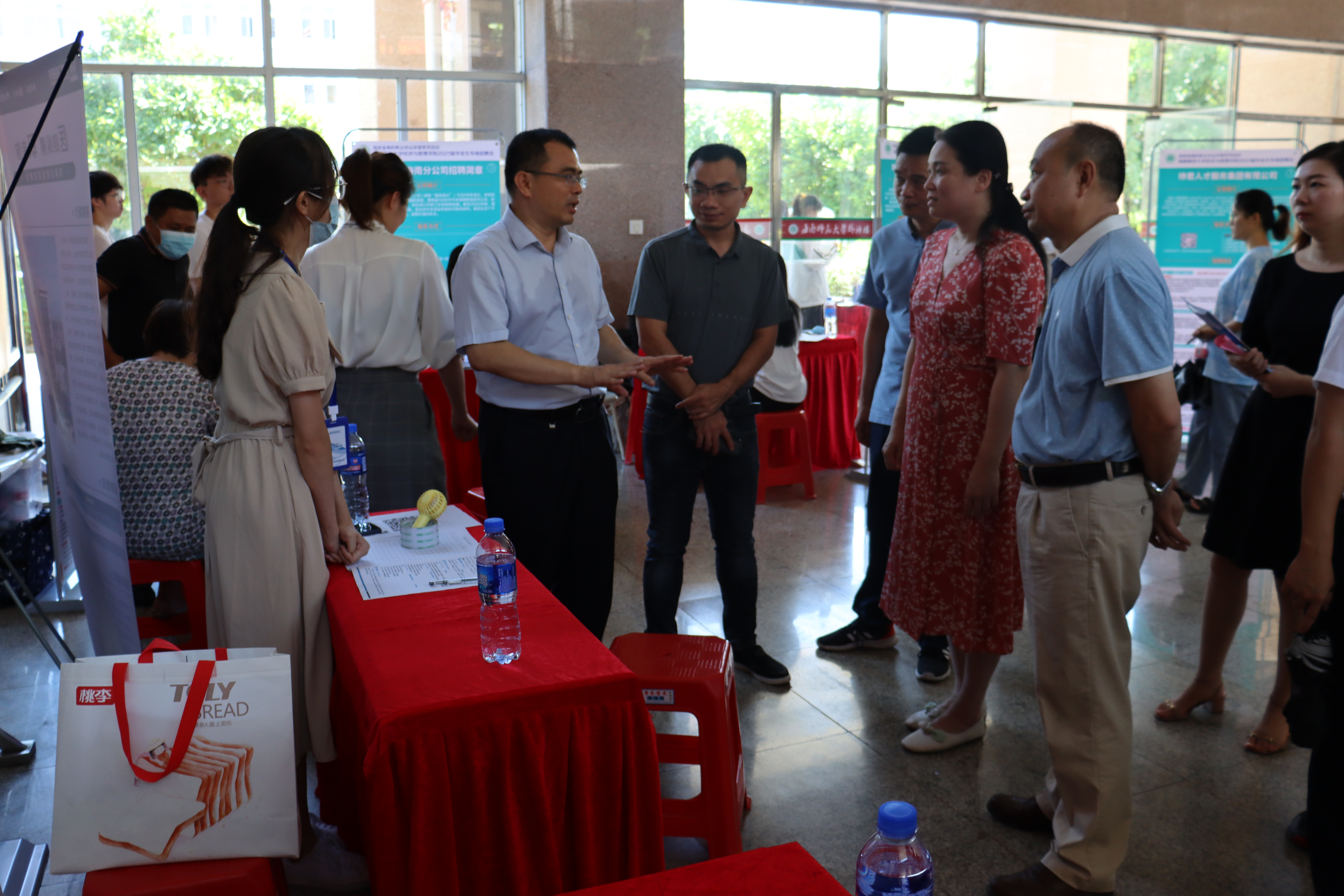 “为学生办实事”――经济与管理学院举行2021届毕业生专场招聘会