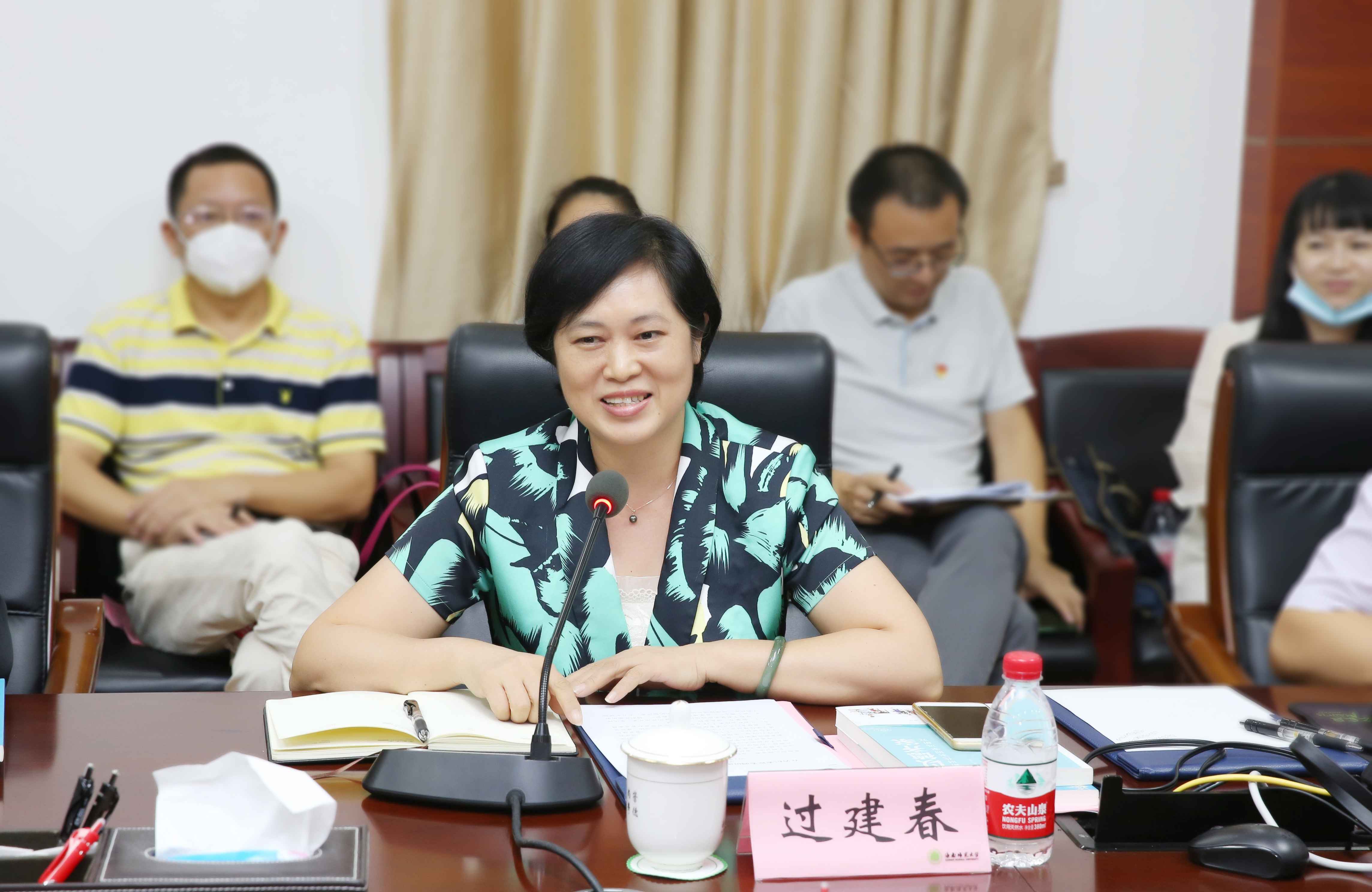 海南省纪委常委郑文静一行到我校调研座谈