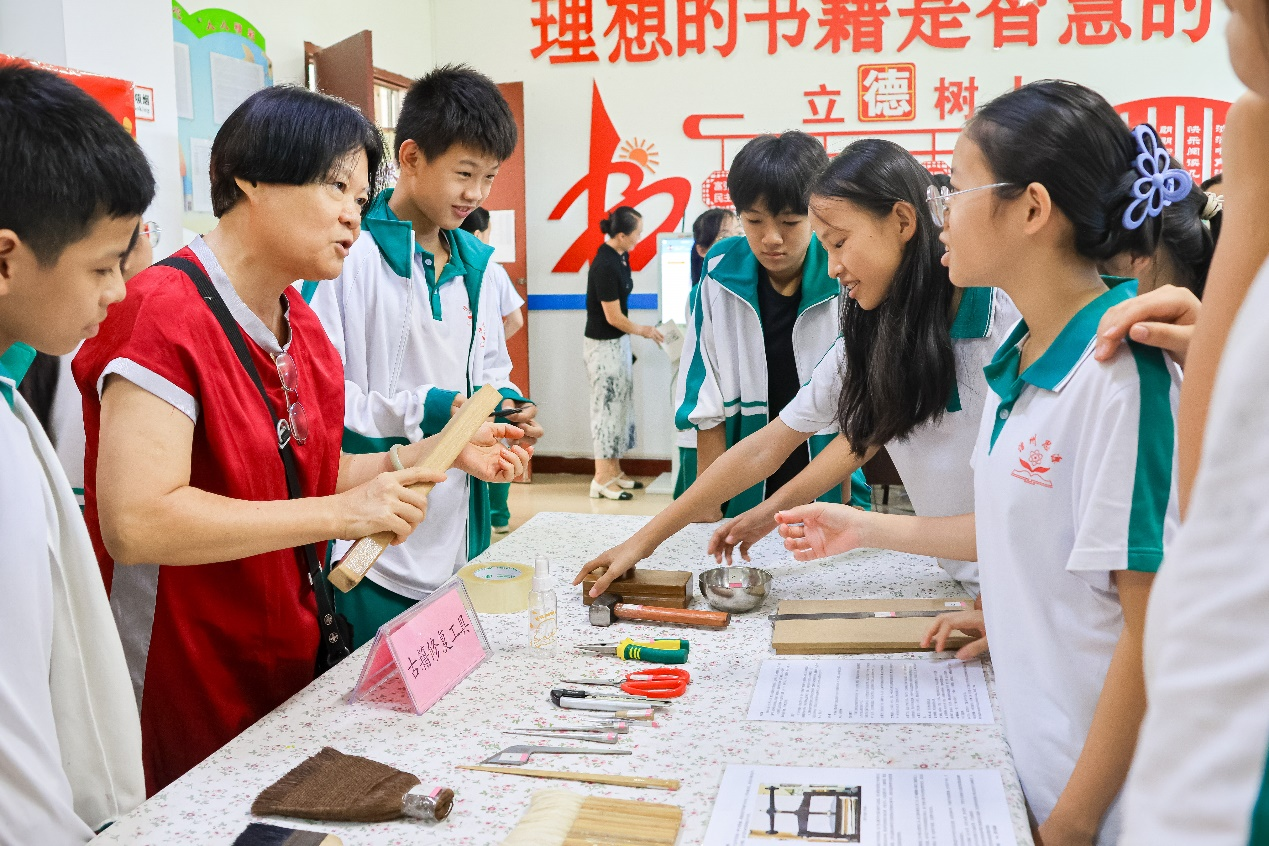 我校图书馆“古籍文化进校园”活动走进儋州