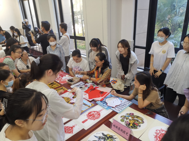 2023年海南省“古籍修复技艺进校园”活动在我校举行