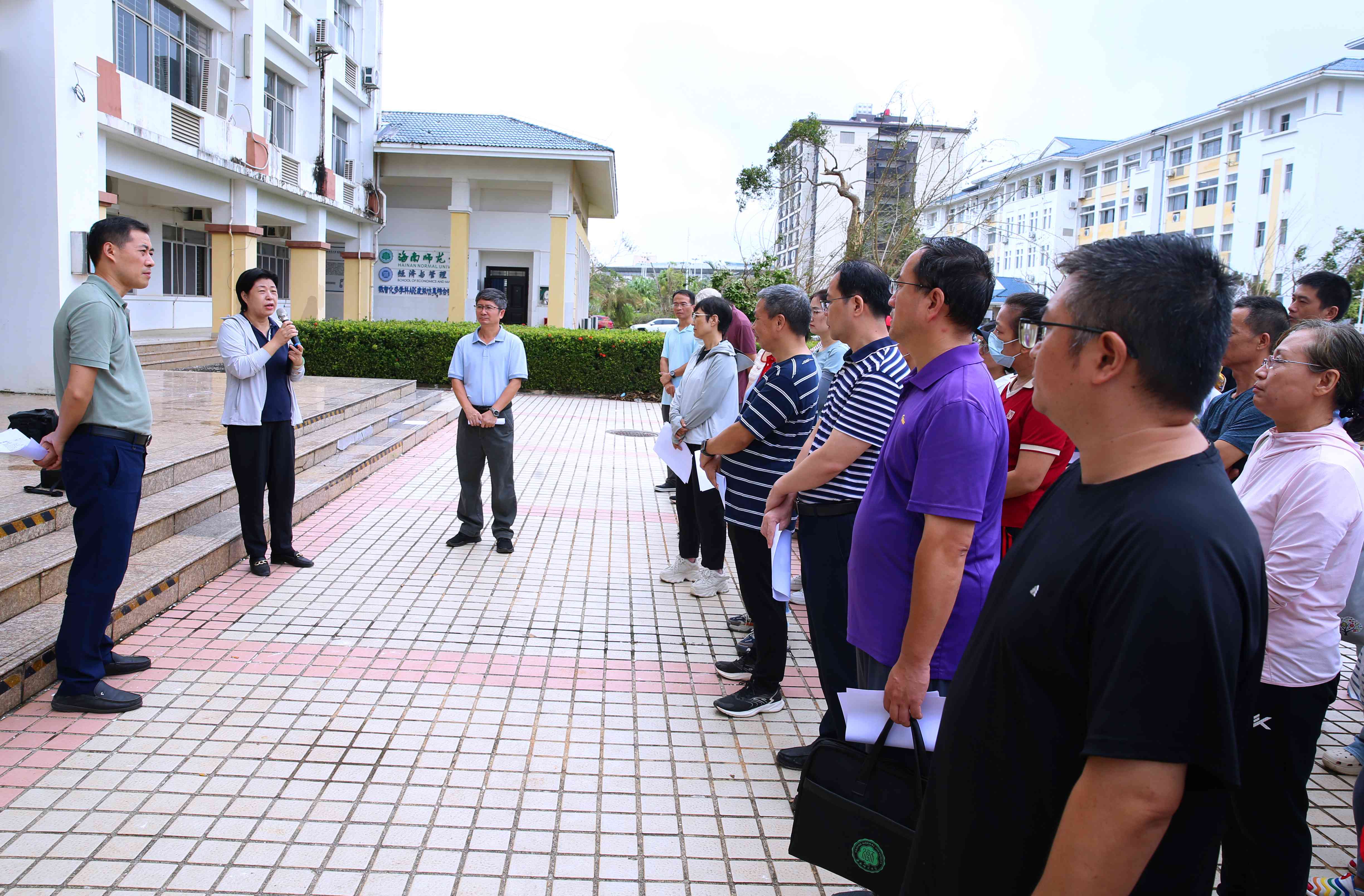 全力以“复”！校领导带领机关党员干部开展校园恢复工作