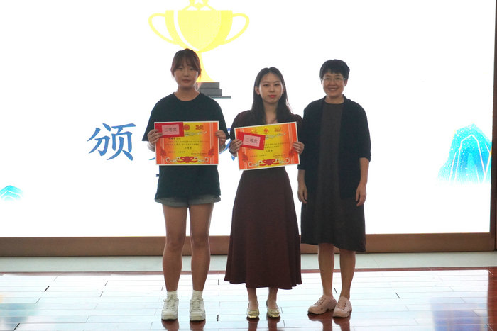 1714011755340920.jpg 5.彭江虹副院长为获奖选手颁奖.JPG