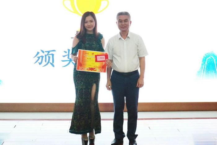 1714011743137890.jpg 4.正处级辅导员吴椿为获奖选手颁奖.jpg