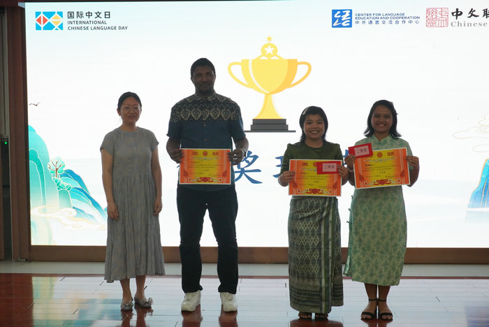 1714011768940626.jpg 6.张恒副院长为获奖选手颁奖.JPG