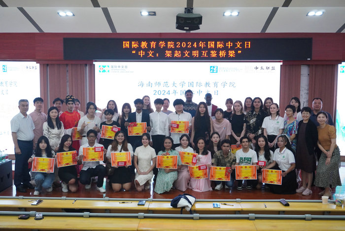 1714011786138513.jpg 7.比赛选手和老师合影.JPG