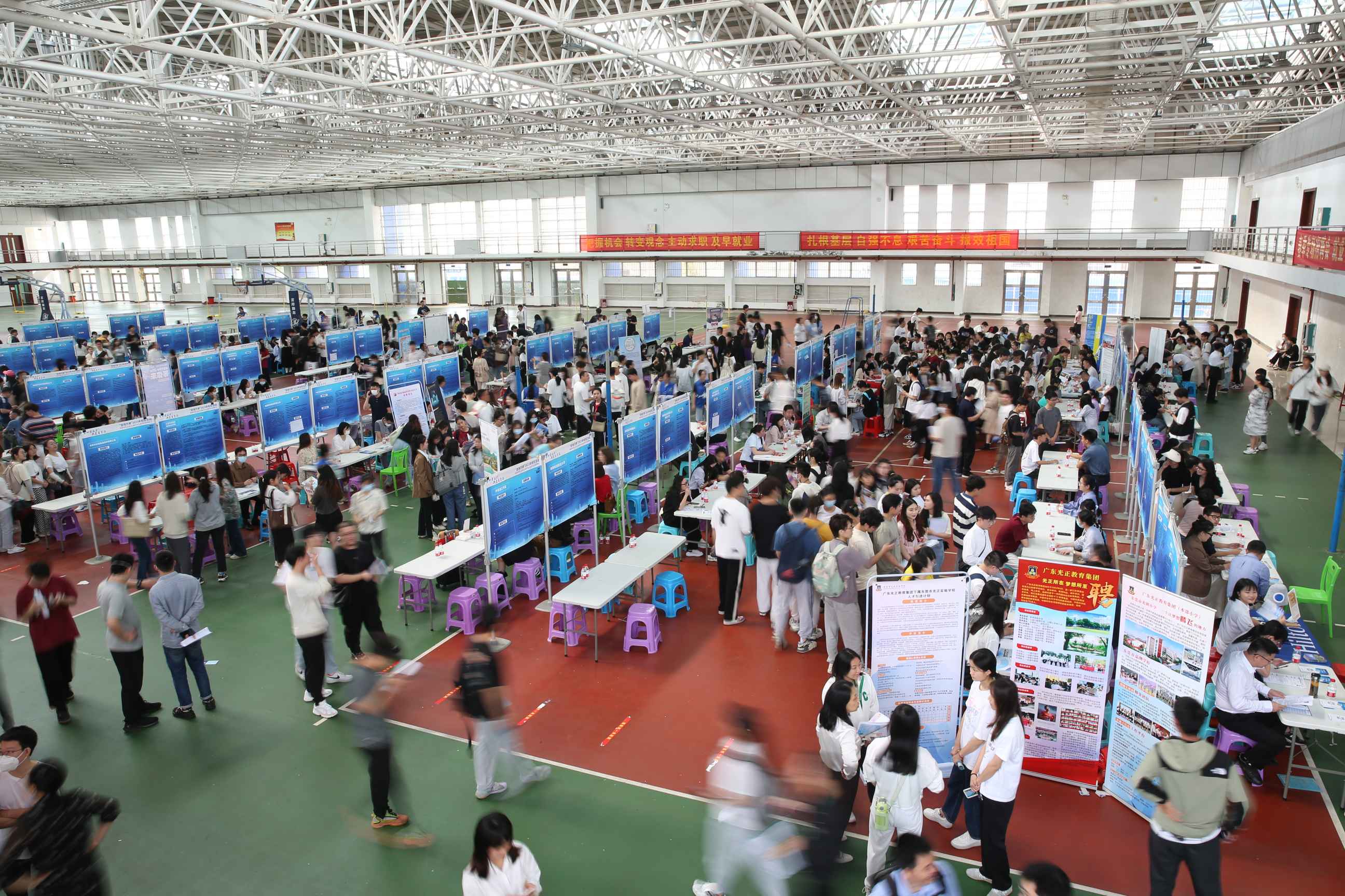 “百场万岗”2023年校招活动 星空游戏官方2023届毕业生春季专场招聘会举行