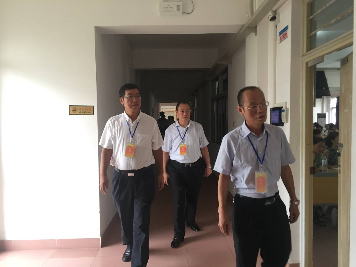 校领导巡视开学情况