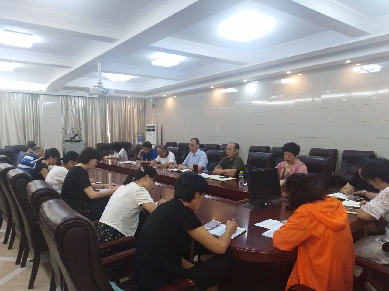 李森副校长到教务处指导新学期工作