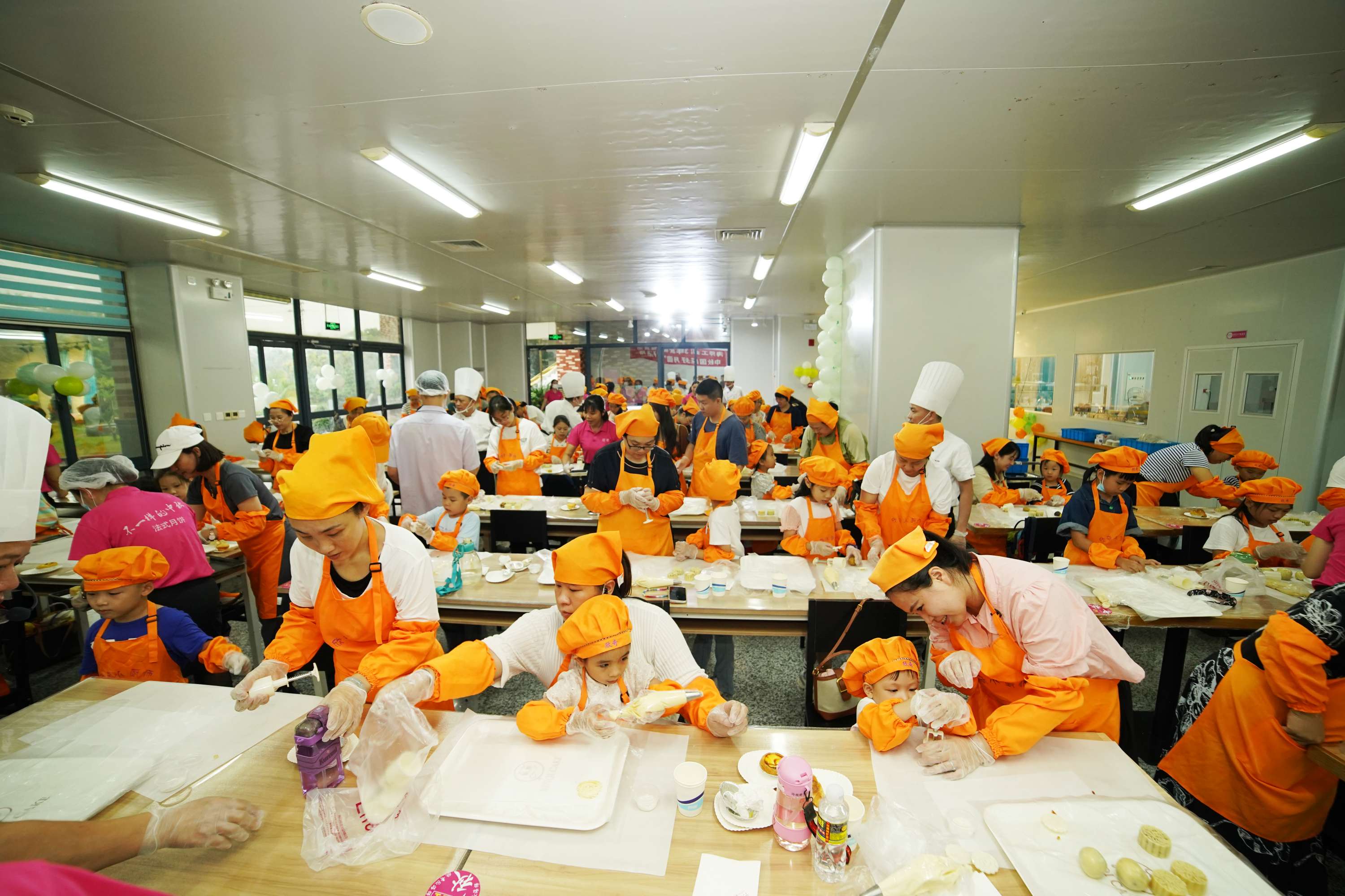 “烘”托节庆，“焙”感温暖――校工会组织庆祝教师节暨喜迎中秋国庆烘焙DIY活动