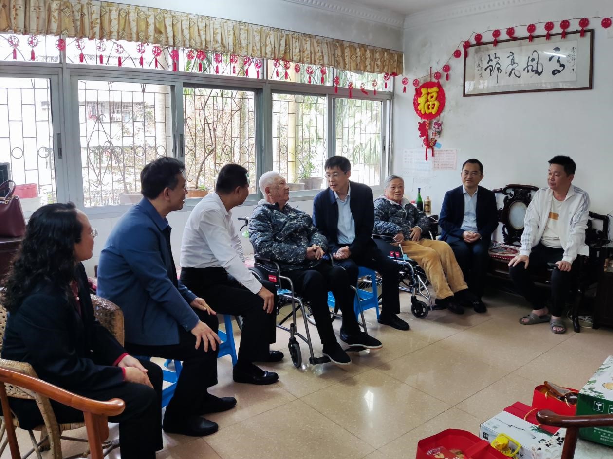 省委组织部和星空游戏官方联合慰问离休干部李光邦