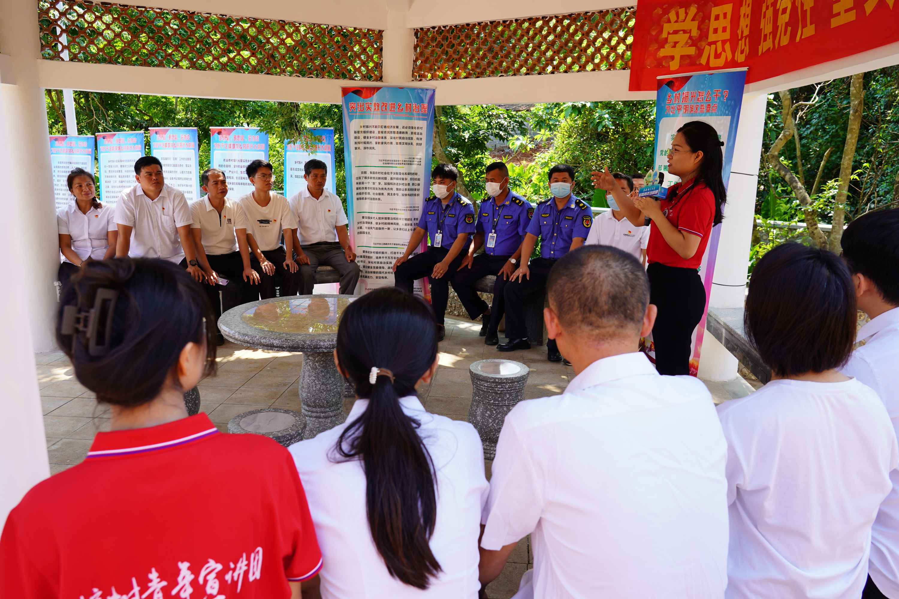 “话”和美乡村，“绘”振兴蓝图――星空游戏官方榕树青年宣讲团赴演丰镇演海村开展主题教育宣讲
