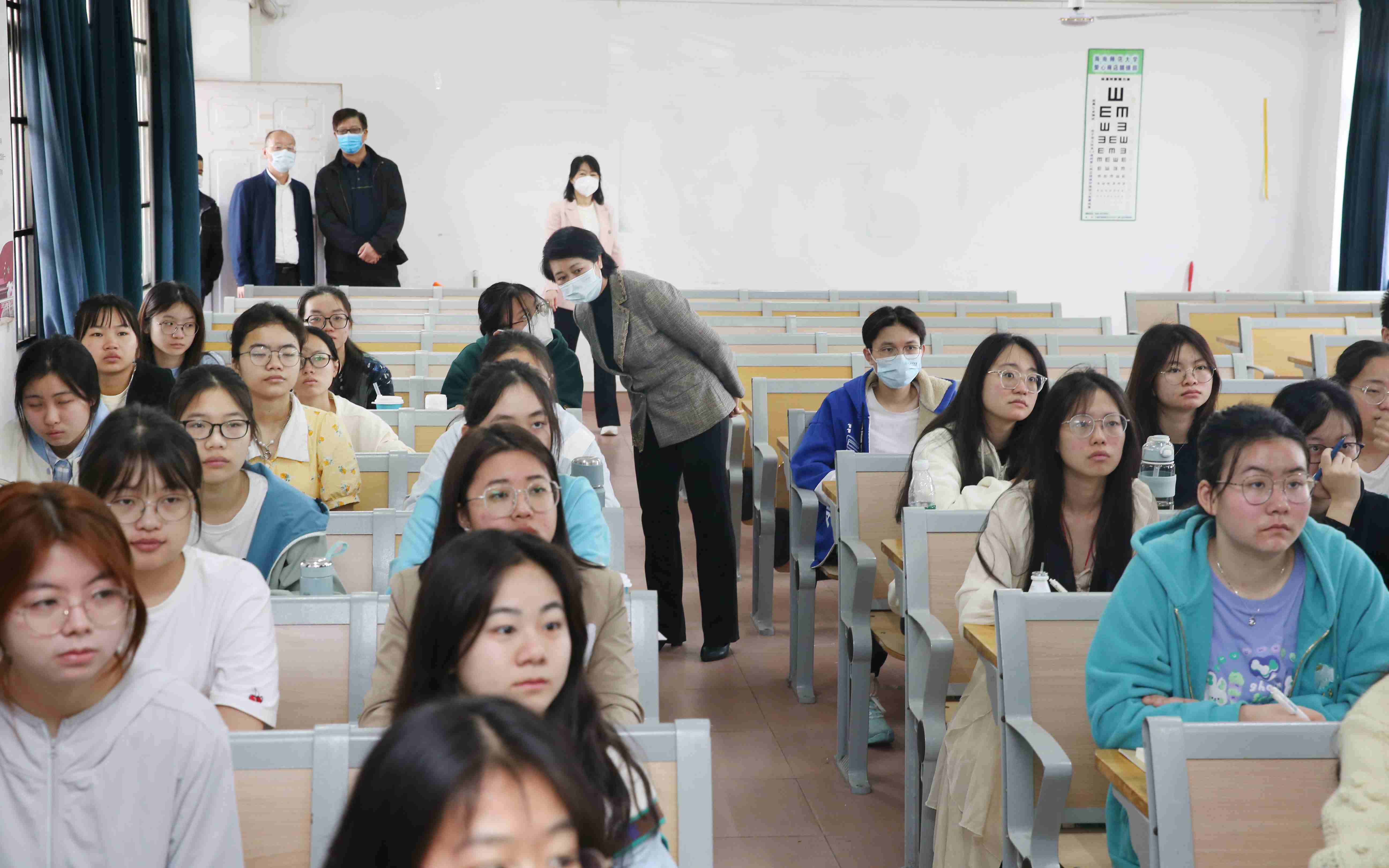 校领导进行开学检查并与师生共上开学第一课