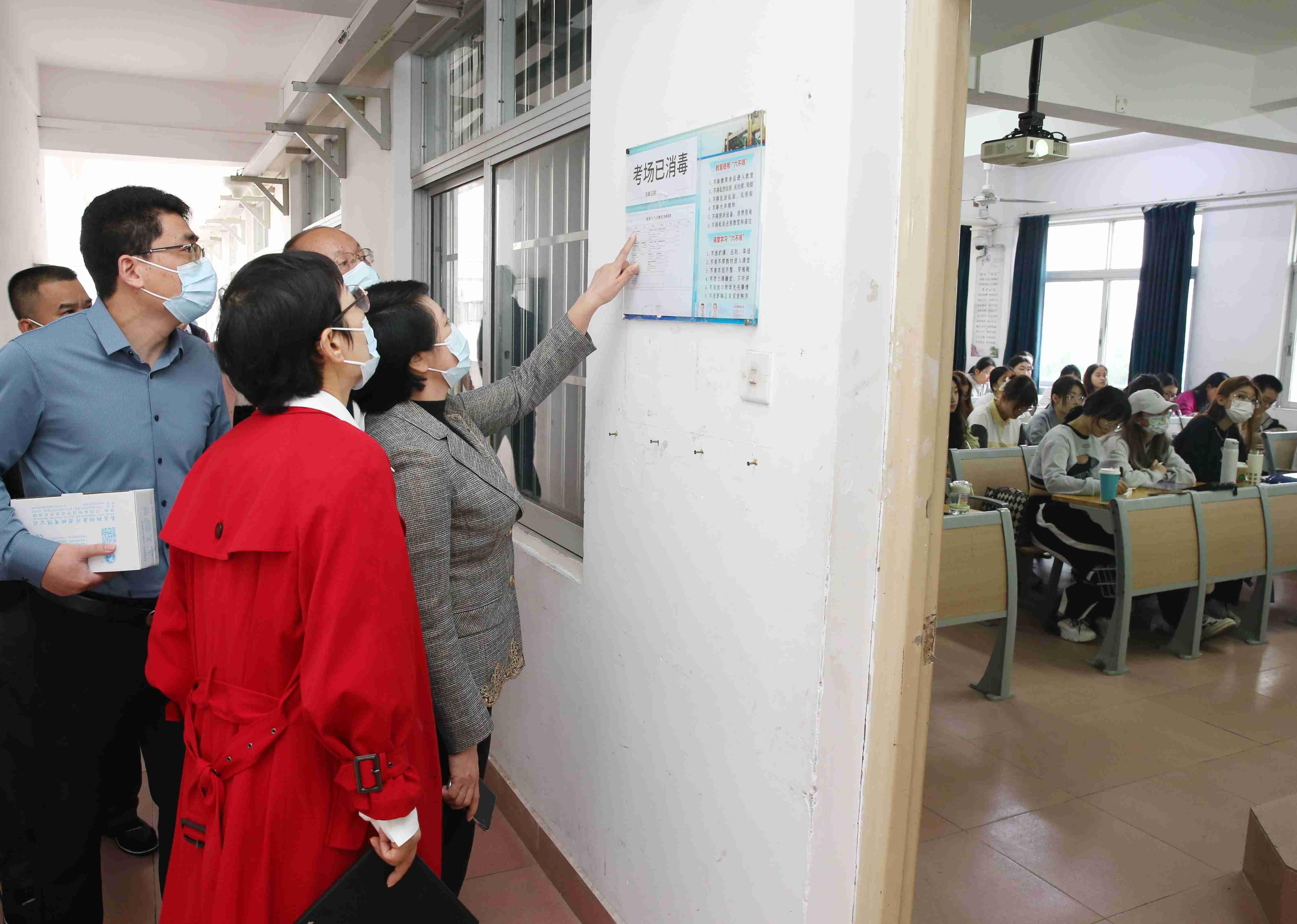 校领导进行开学检查并与师生共上开学第一课