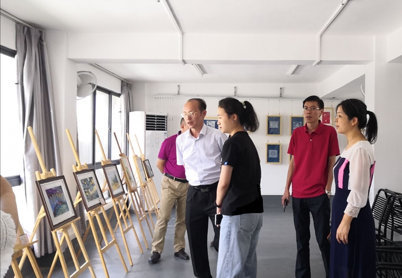 教务处领导莅临初等教育学院参观指导小学教育首届公费师范毕业生艺术研修(书画美术)成果展