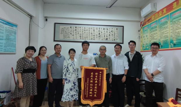 关爱学生倾真情,锦旗艳艳谢学校