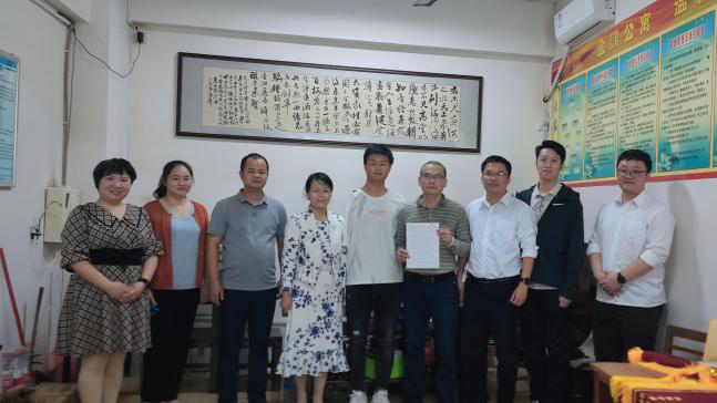 关爱学生倾真情,锦旗艳艳谢学校